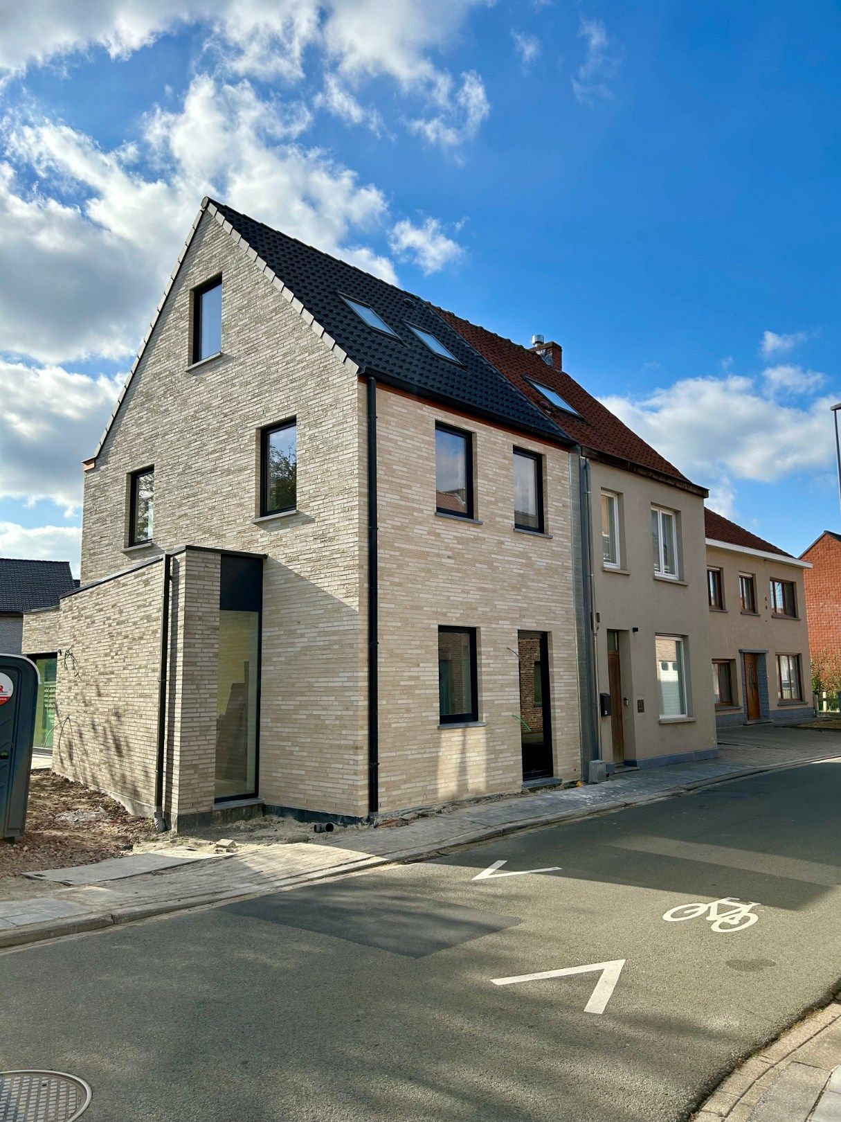 Mooie nieuwbouwwoning (HOB) met 3 slaapkamers, tuin en terras in Waregem. foto {{pictureIndex}}