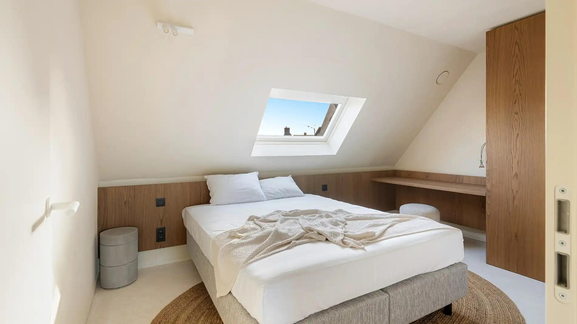 Alleenstaande en luxueus gerenoveerde villa op een rustige en residentiële ligging in Knokke foto 23