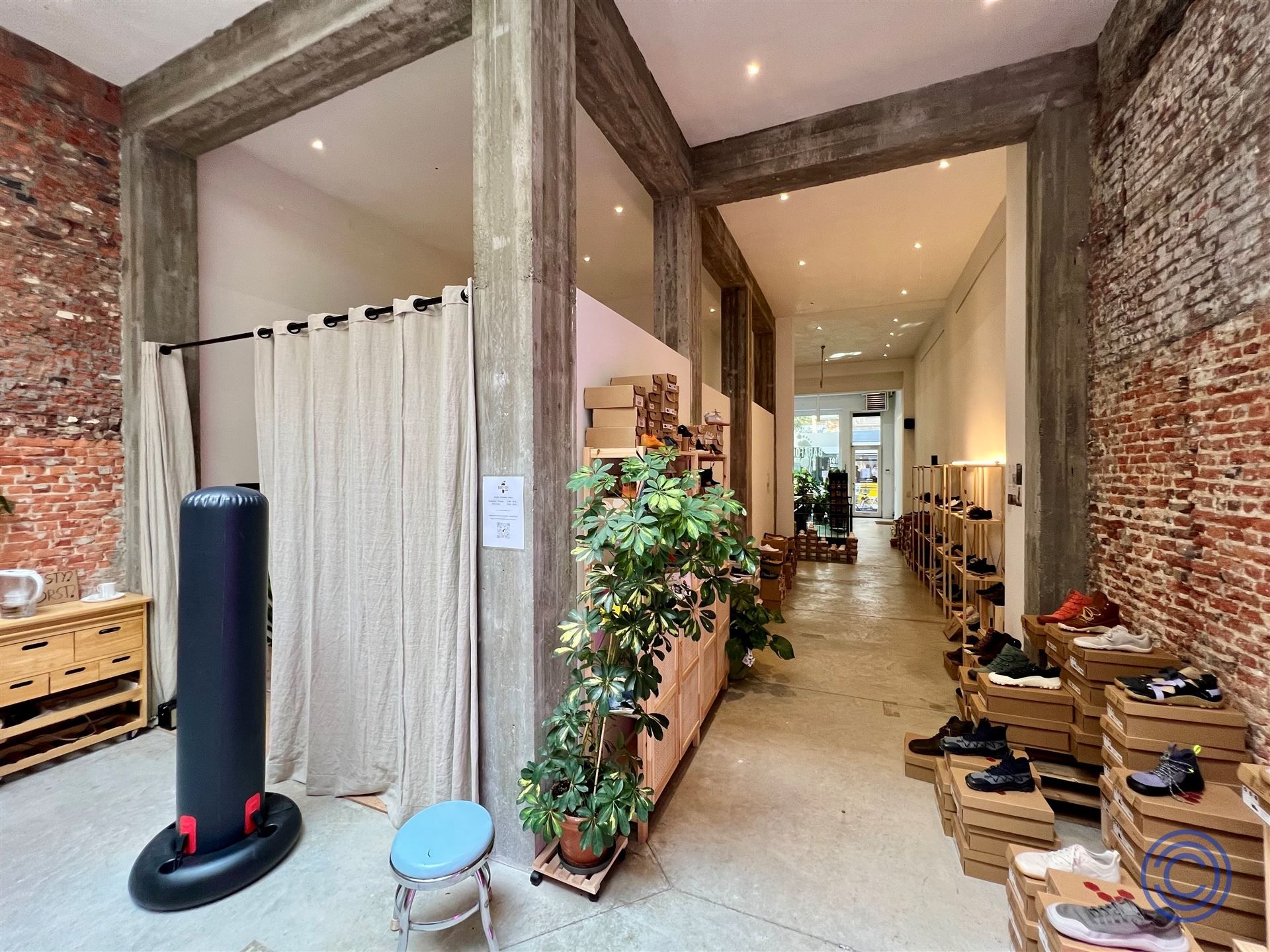 Winkelruimte ca. 160m² in karaktervol gebouw met 6% rendement!  foto {{pictureIndex}}