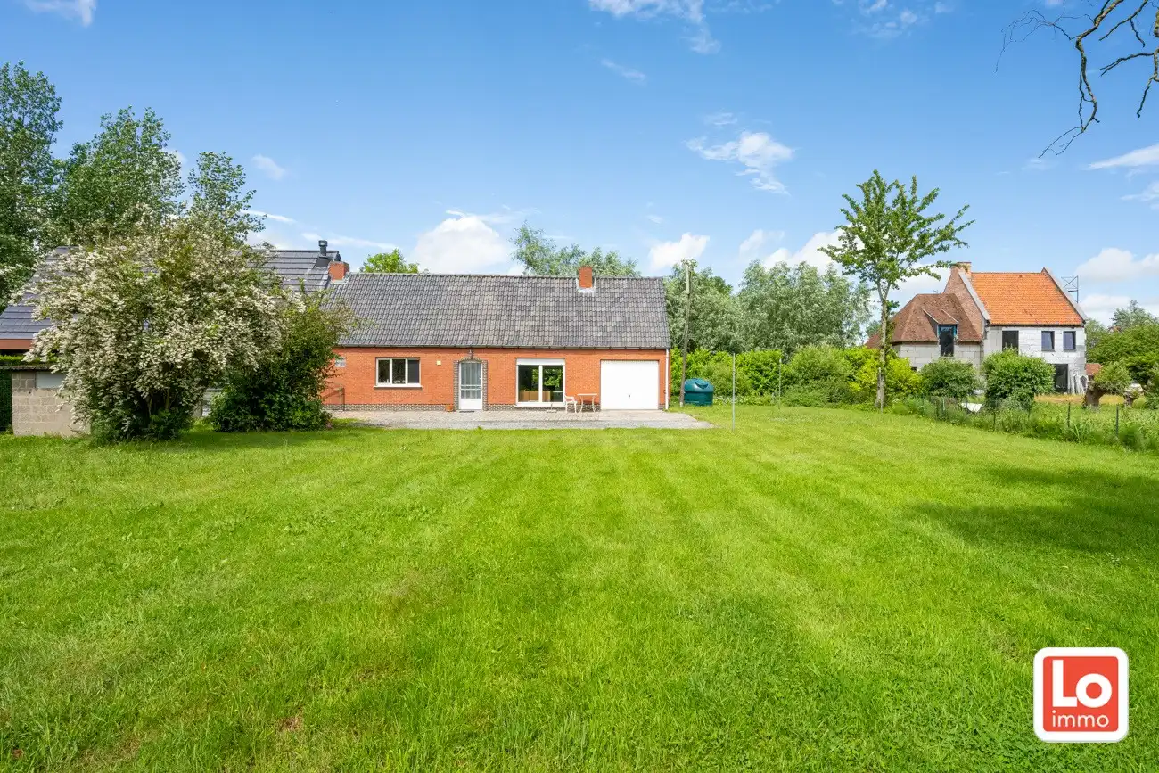 Landelijke te renoveren halfopen gelijkvloerse woning met inpandige garage en grote tuin met open zicht op een makkelijk bereikbare locatie in Zeveneken! foto 2