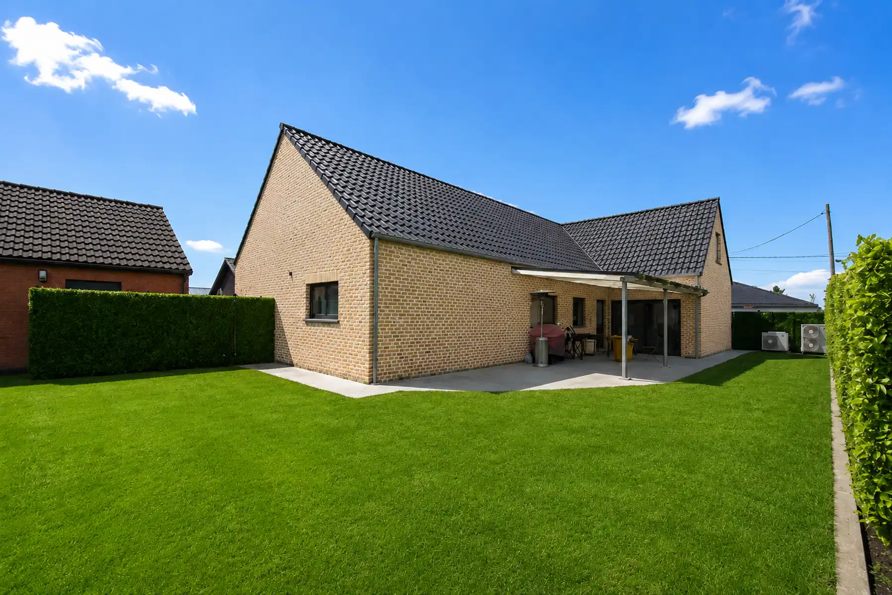 Prachtige ruime woning met 3 slaapkamers, airco en zonnepanelen en loods foto 2