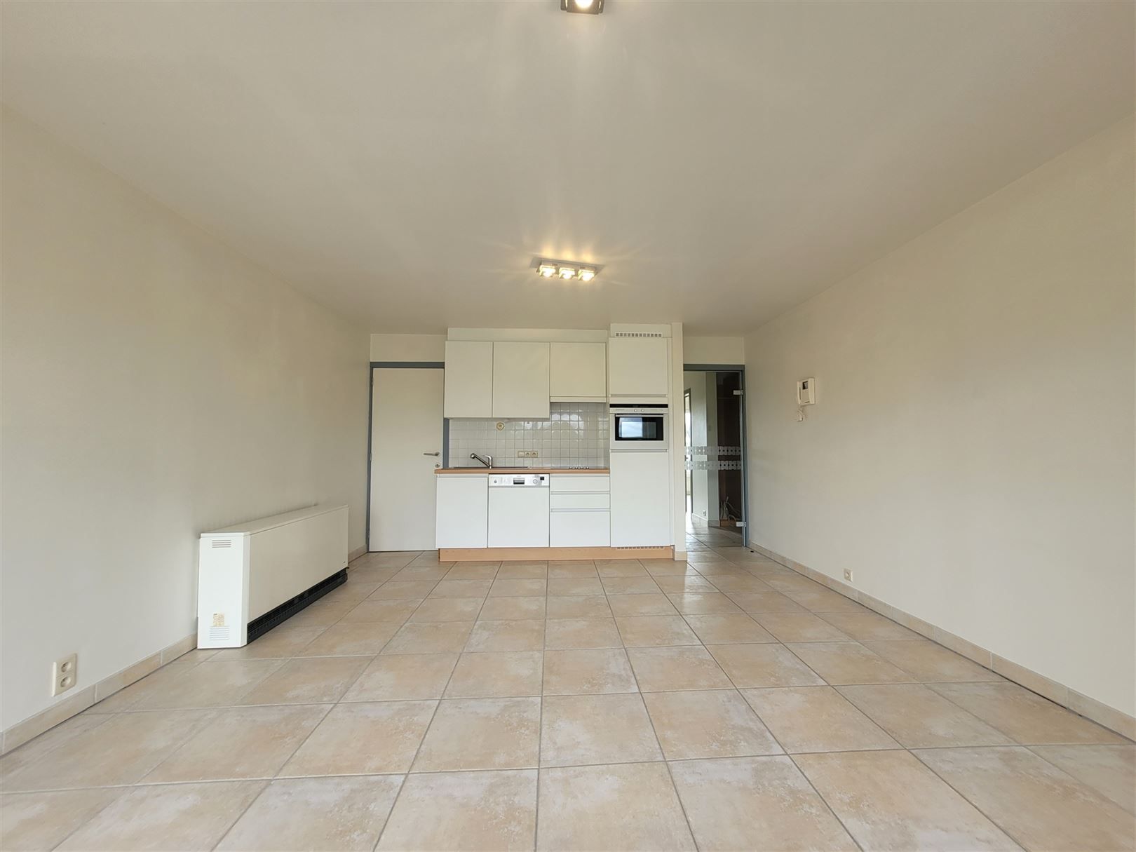 Ongemeubeld 2-slaapkamerappartement met garage foto 6