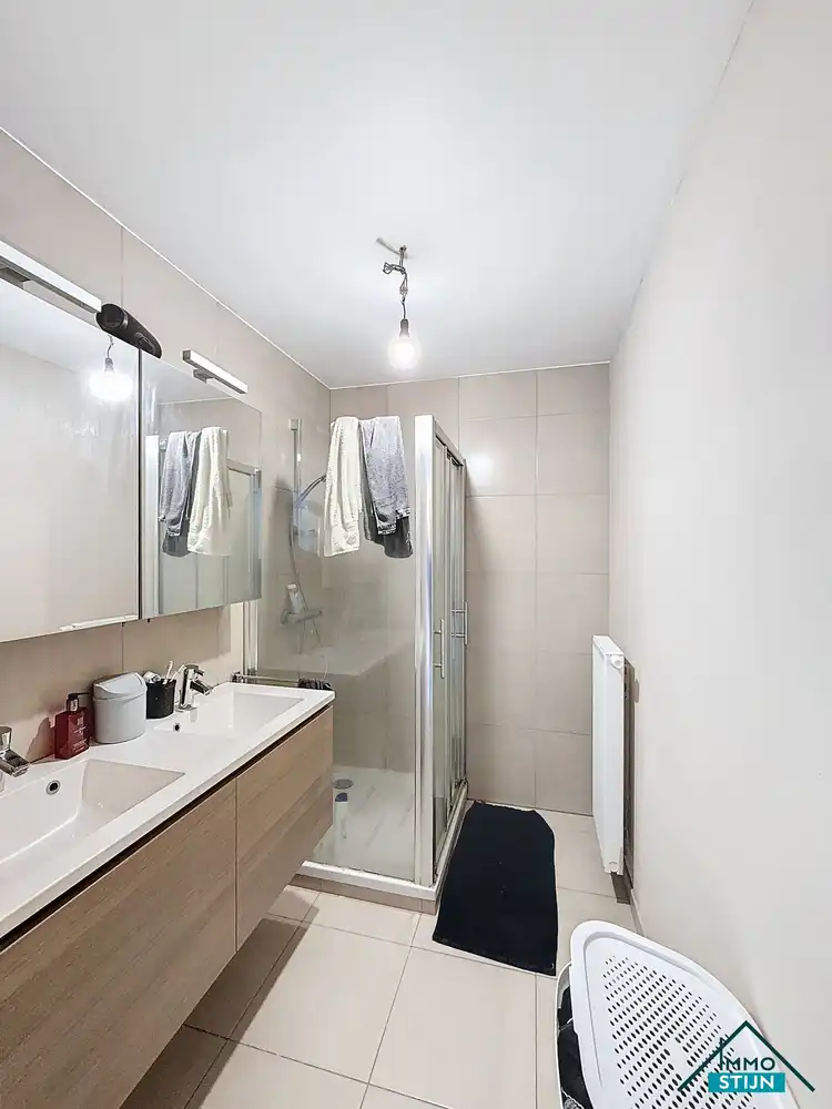 Lichtrijk appartement met twee slaapkamers en ruime garage foto 10