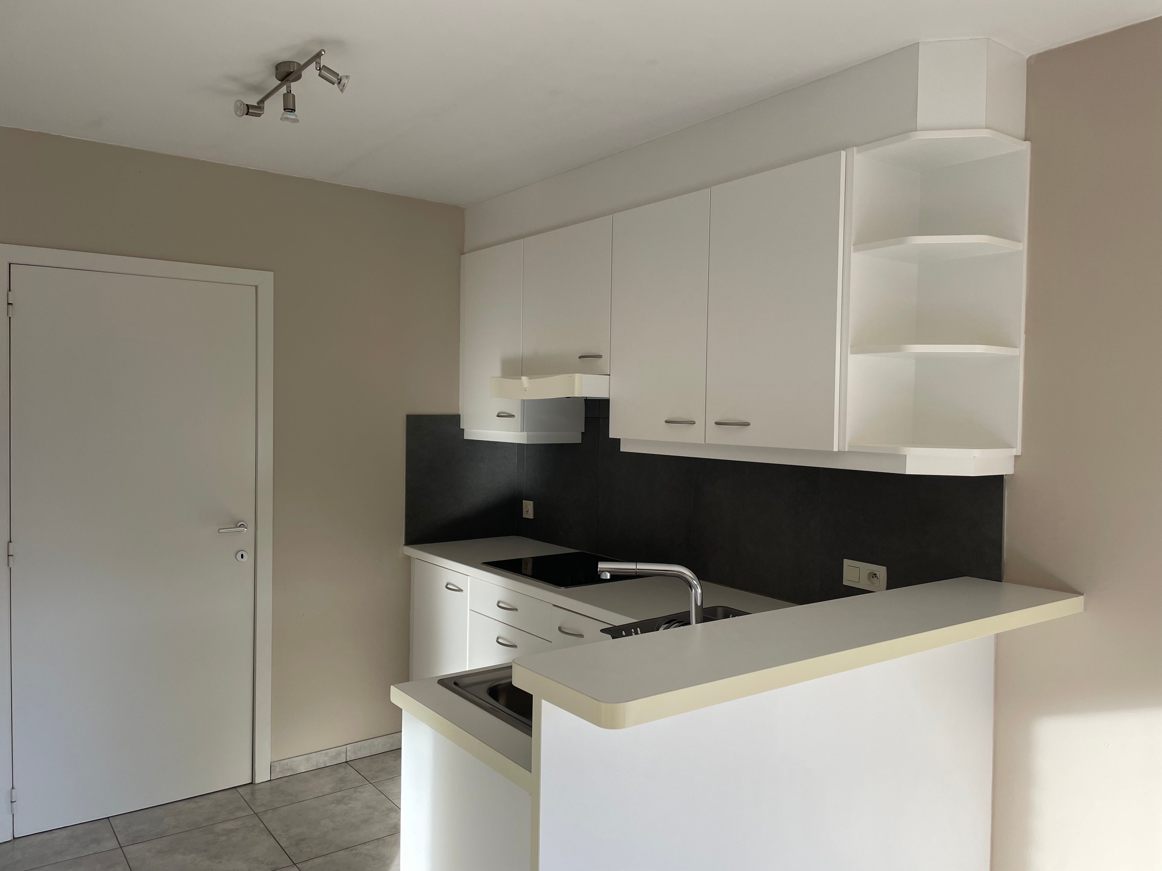 ruim instapklaar twee slaapkamer appartement met groot zongericht terras & gelijkvloerse garage foto 18