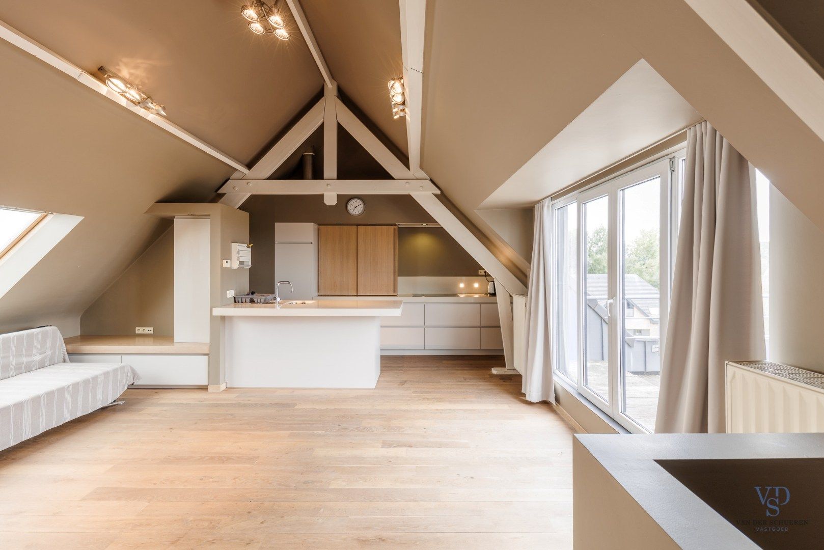 Ruim en stijlvol duplex appartement met twee terrassen foto 2