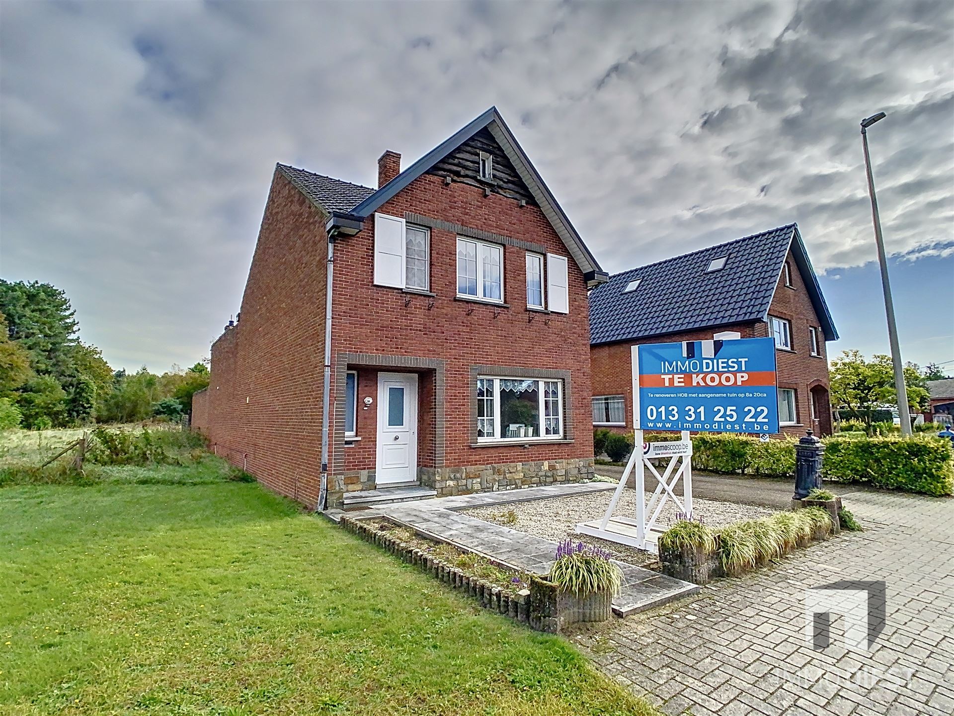 Hoofdfoto van de publicatie: Op te knappen ruime woning met grote tuin en bijgebouwen