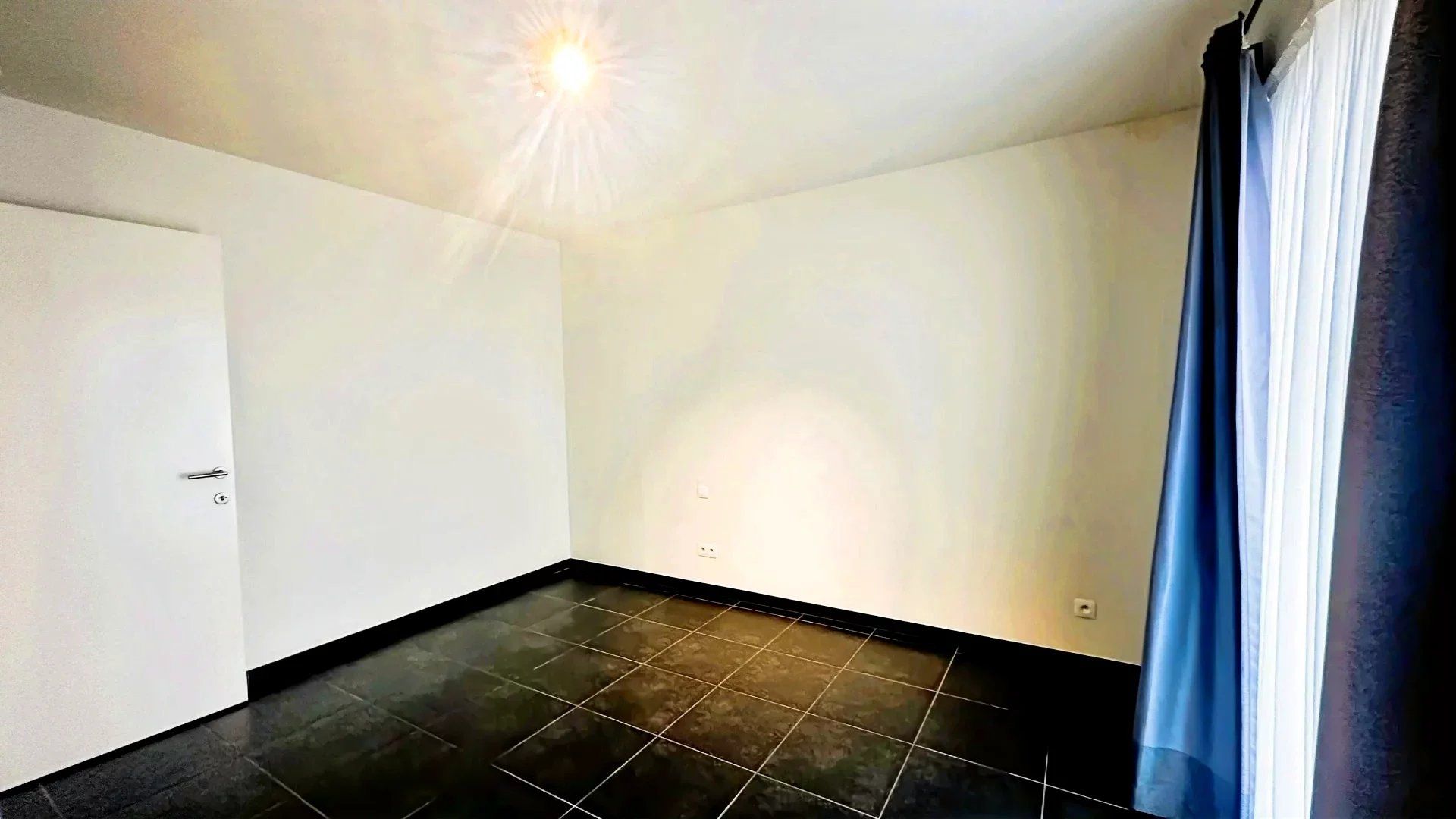 Zeer ruim instapklaar appartement met open uitzicht – 2 slpk – groot terras – garagebox + berging foto 12