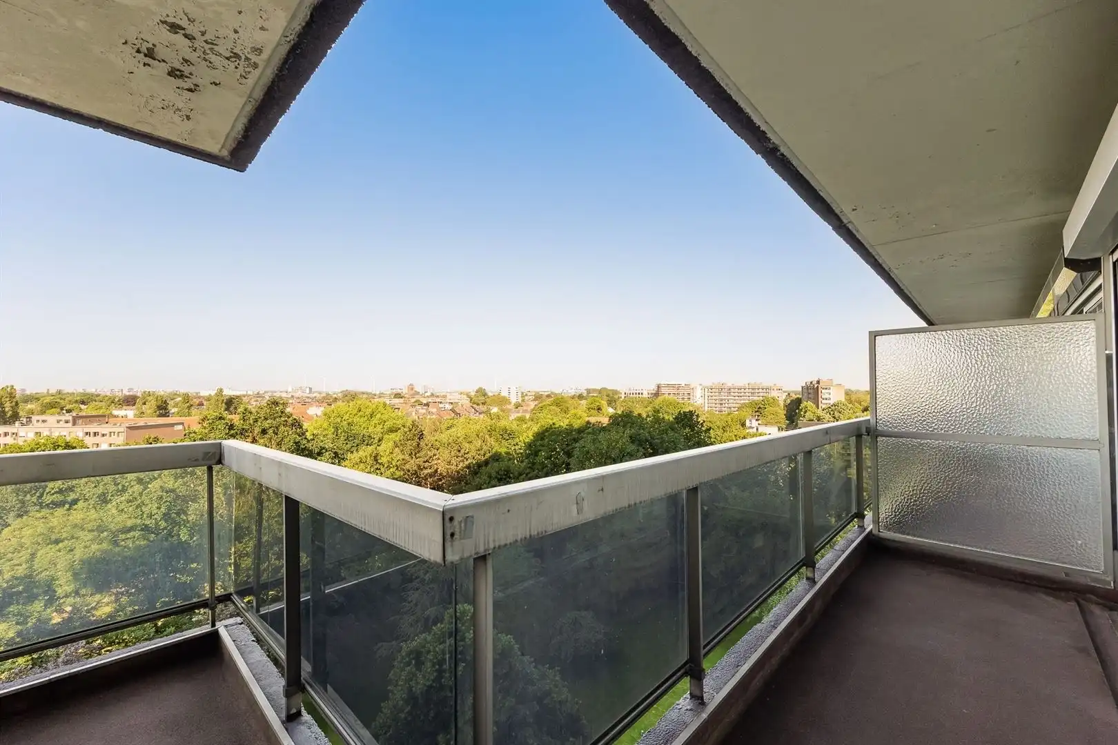 Lichtrijk appartement met panoramisch uitzicht en autostaanplaats foto 12