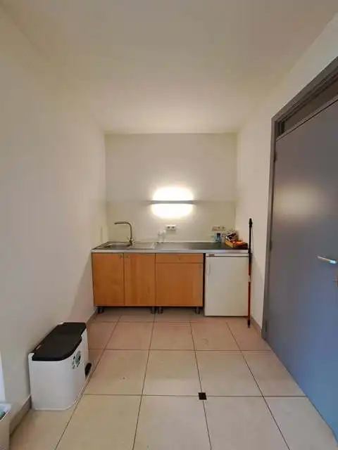 Instapklaar handelspand met 2 polyvalente ruimtes te huur in Loppem Zedelgem foto 6