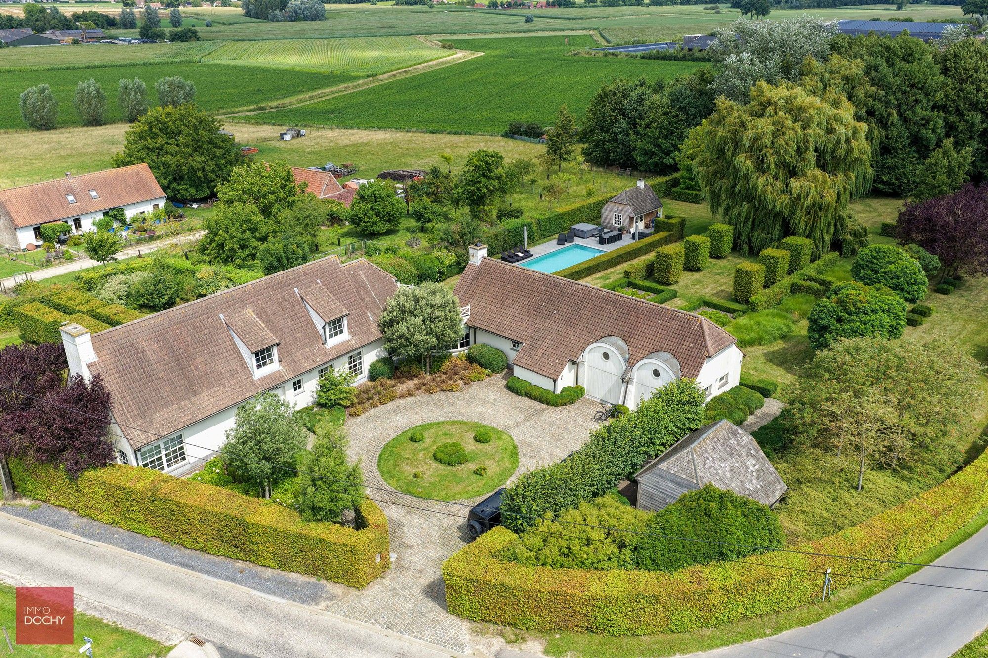 Ruime villa met zwembad en prachtige tuin foto {{pictureIndex}}
