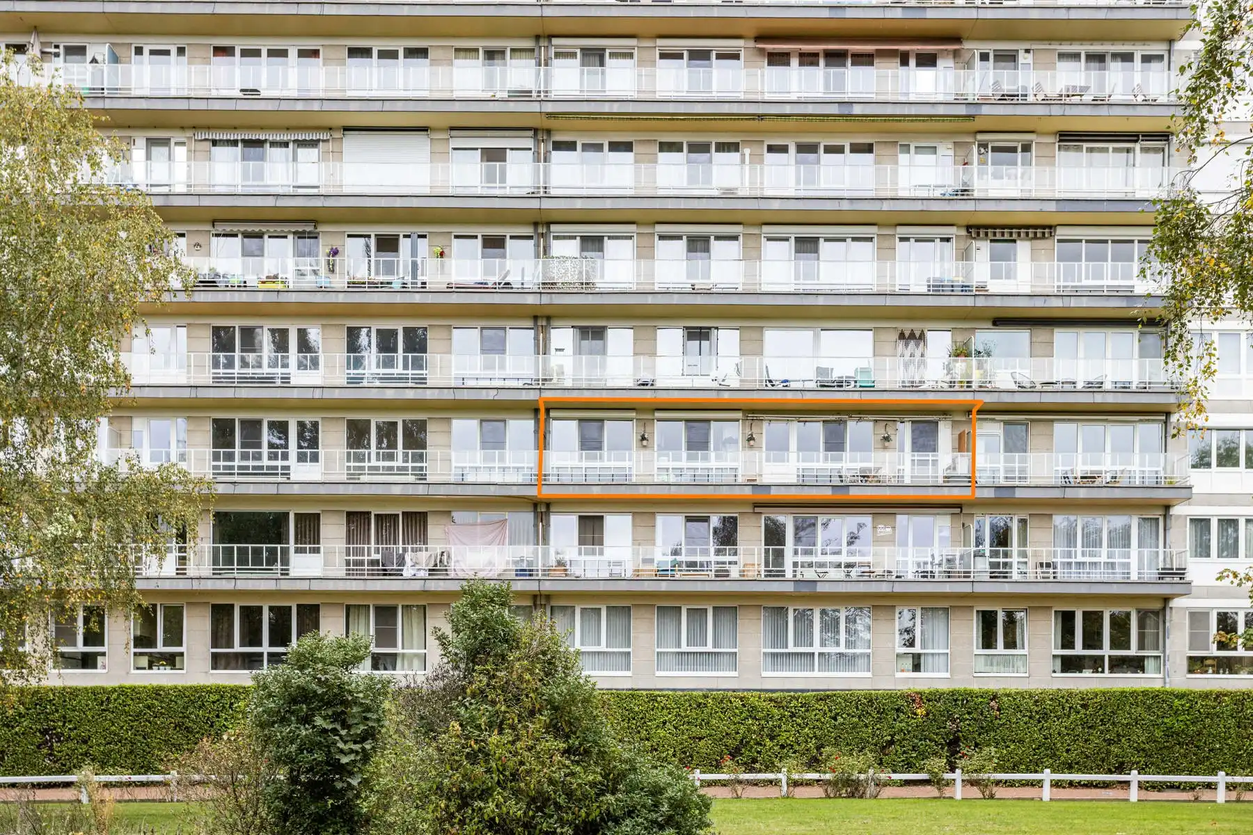 Instapklaar appartement met terras en prachtig uitzicht! foto 9