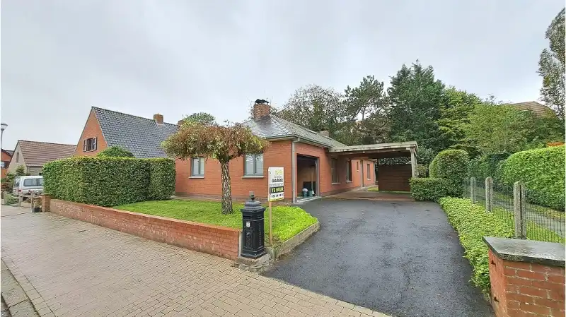 Gerenoveerde vrijstaande woning met Garage en Tuin te huur in Oedelem ( Beernem ) foto {{pictureIndex}}