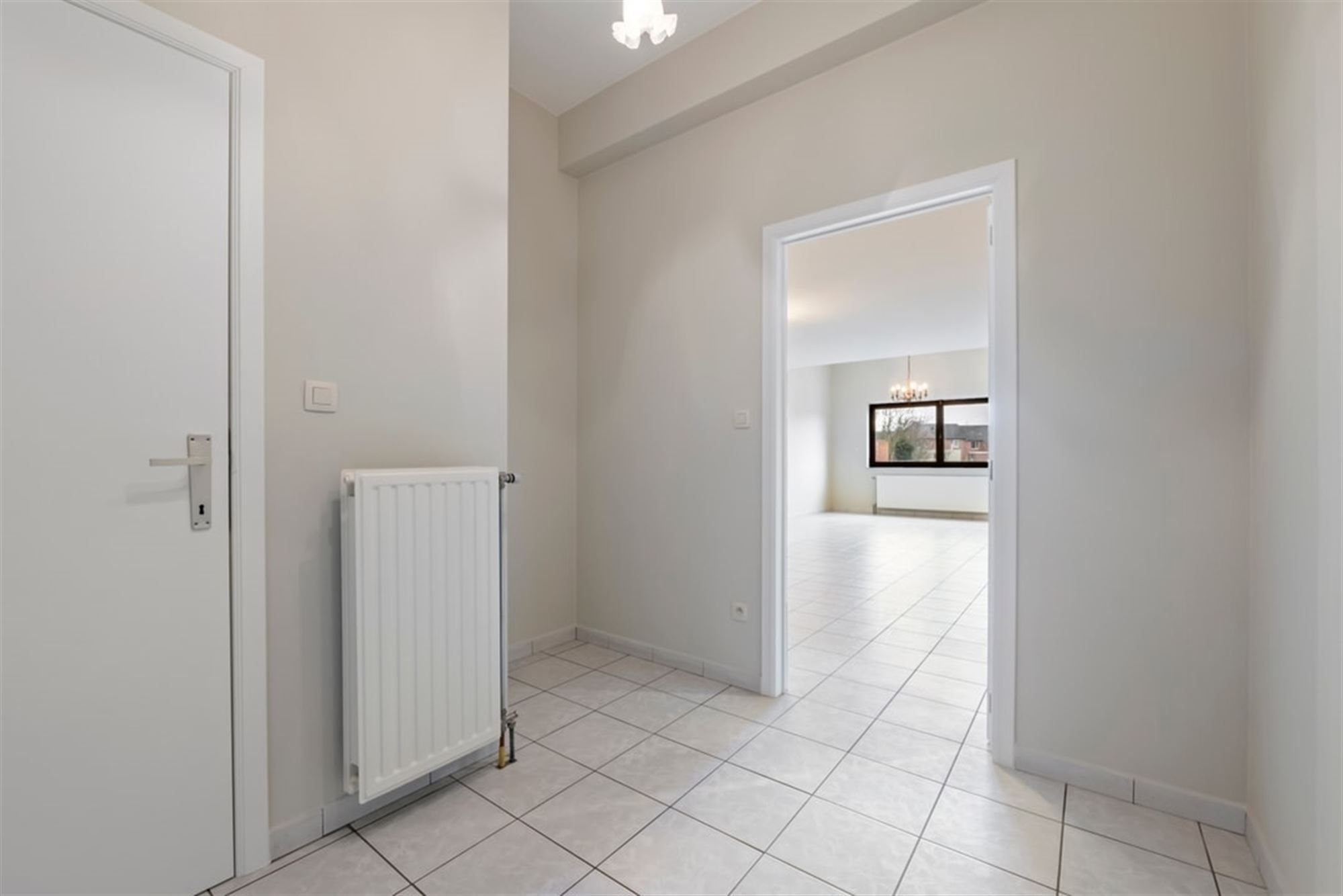RUIM GELIJKVLOERS APPARTEMENT MET 3 SLKS EN EEN STAANPLAATS OP WANDELAFSTAND VAN HET CENTRUM VAN SINT-TRUIDEN  foto 16
