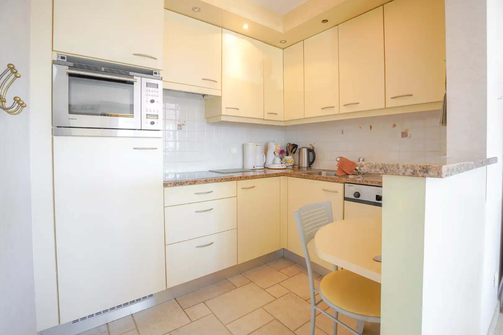 Instapklaar 2-slaapkamerappartement (89m² + 8m² terras) nabij de haven van Nieuwpoort. foto 6