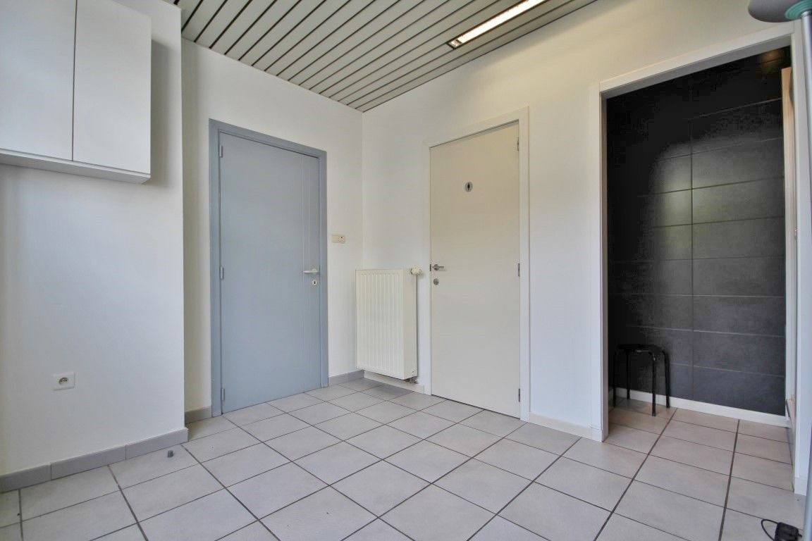Instapklaar handelspand met magazijn op toplocatie in Sint-Truiden foto 10