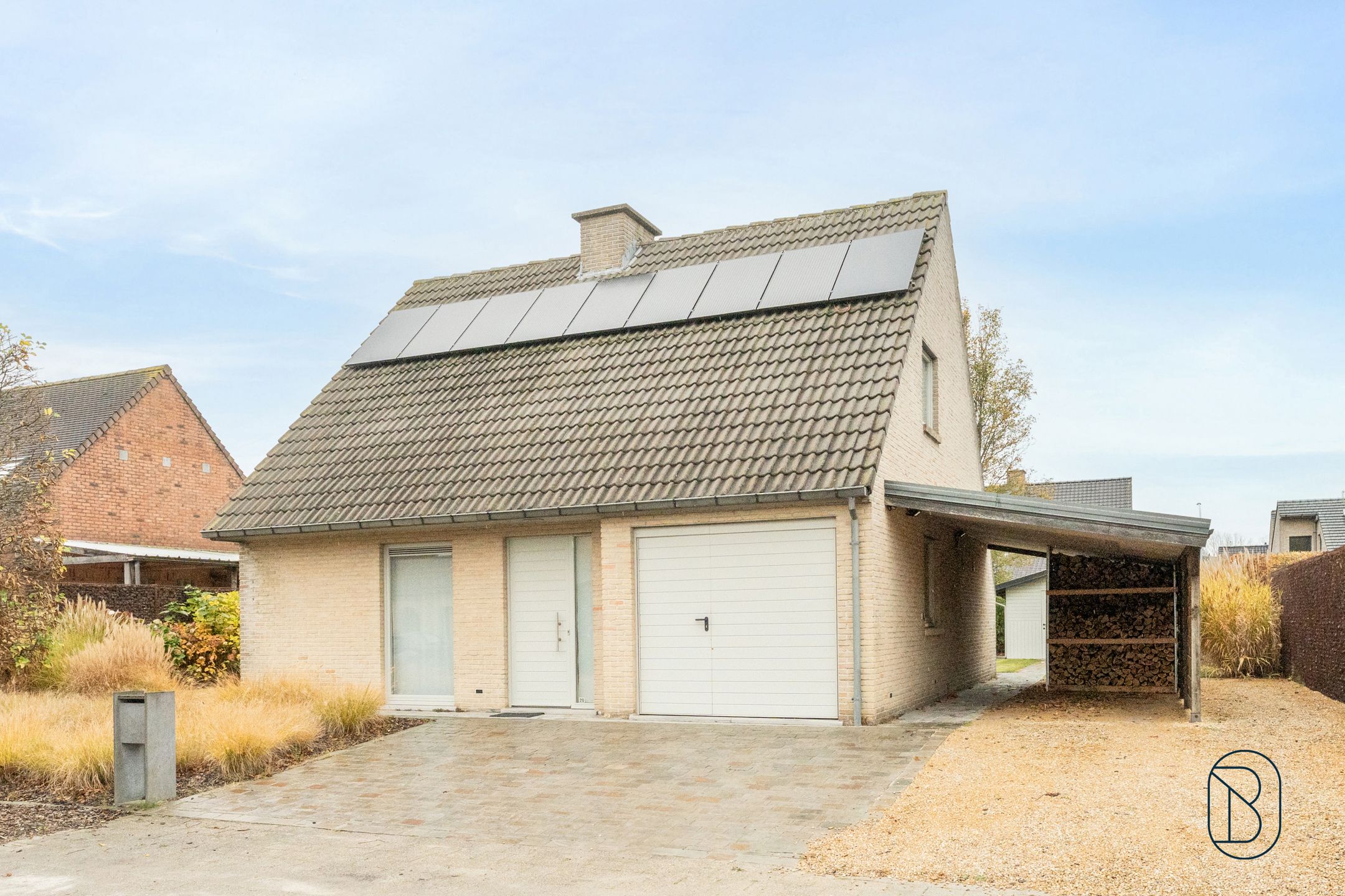 Leuke villa met mooie tuin, garage en zonnepanelen! foto 2