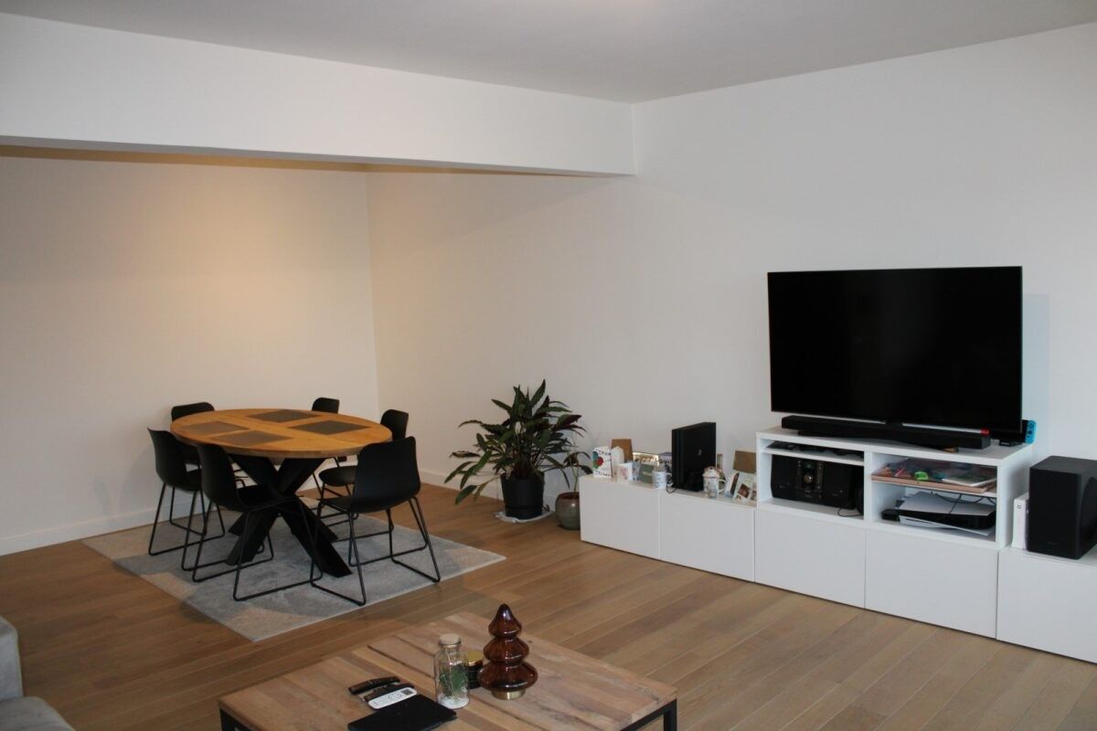 Te huur: gerenoveerd appartement op bovenste verdieping nabij centrum Genk foto 2