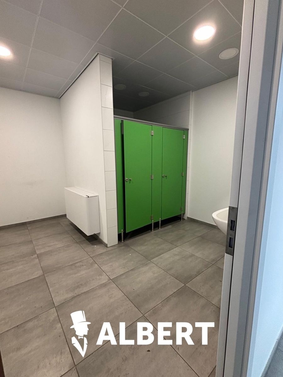 Industriële site met kantoorgebouw en hallen foto 8