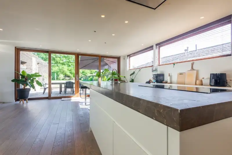 Ruime, luxueus ingerichte woning met 3 slaapkamers, grote garage (klein magazijntje), grote tuin...(energielabel D, zonnepanelen,...) foto 8