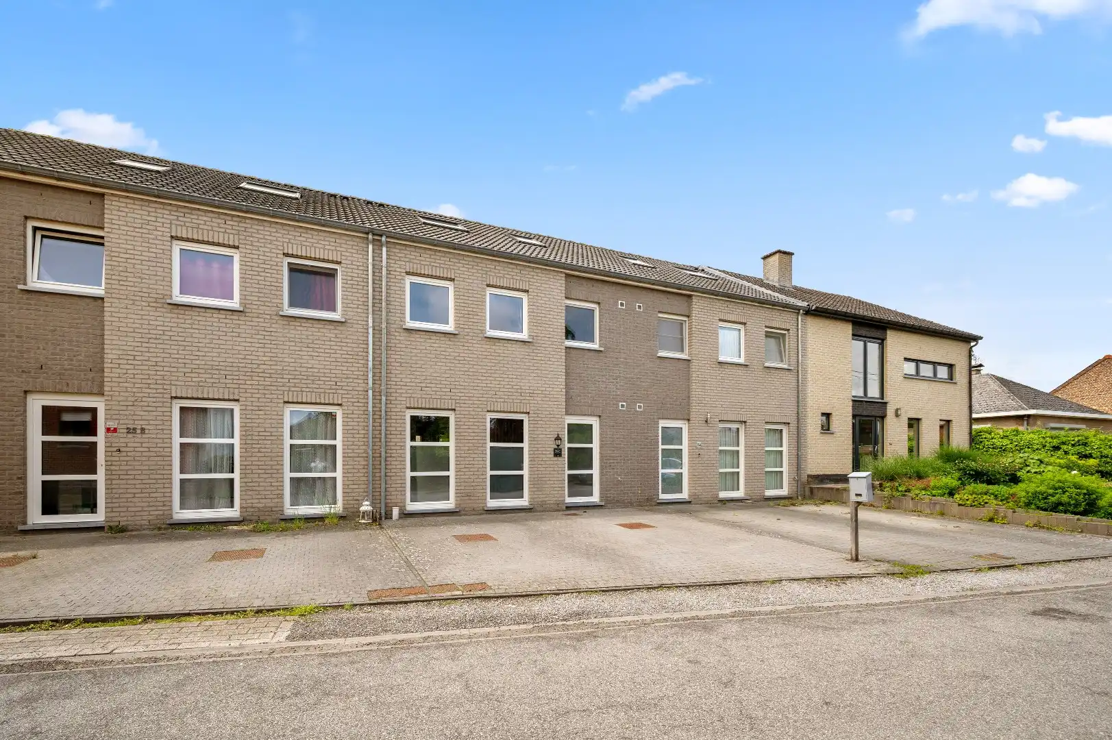 Instapklare rijwoning uit 2009 met 3 slpks, zonnig terras, tuin en 2 autostaanplaatsen foto {{pictureIndex}}