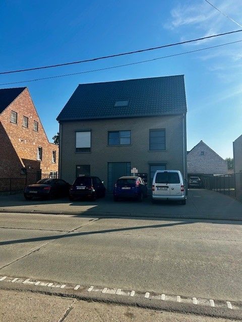 Gelijkvloers appartement met twee slaapkamers en staanplaats foto {{pictureIndex}}