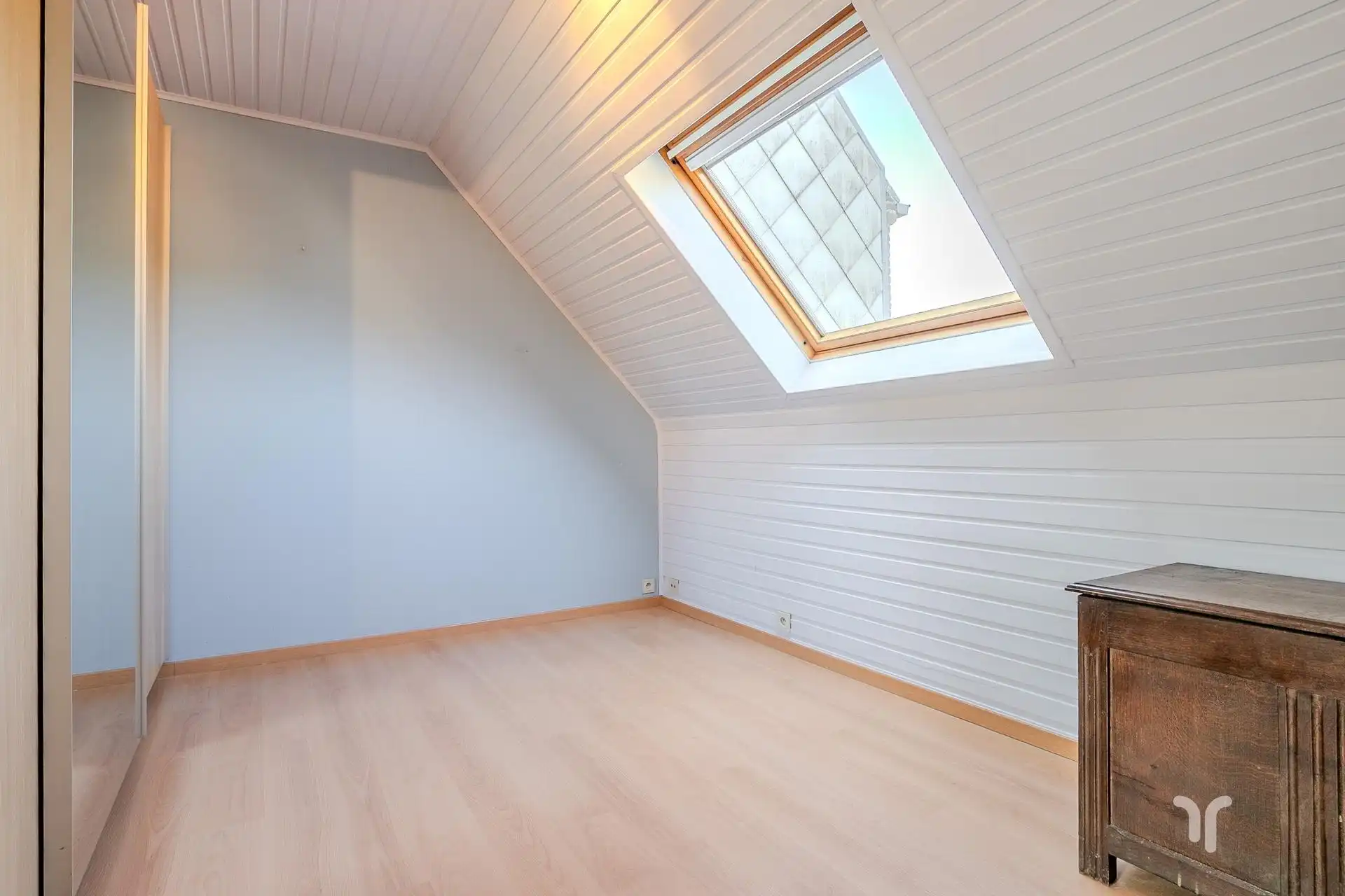 Deze rustig gelegen woning bevindt zich net buiten de stadskern en op wandelafstand van scholen, winkels en openbaar vervoer.  foto 8