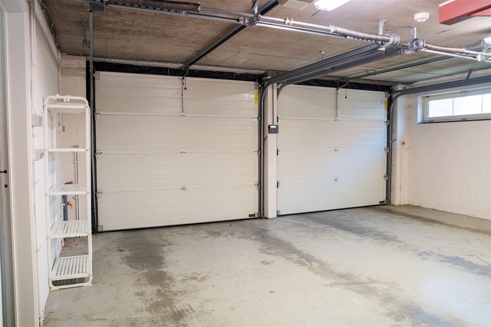 Vrijstaande villa met dubbele garage en tuin. foto 26