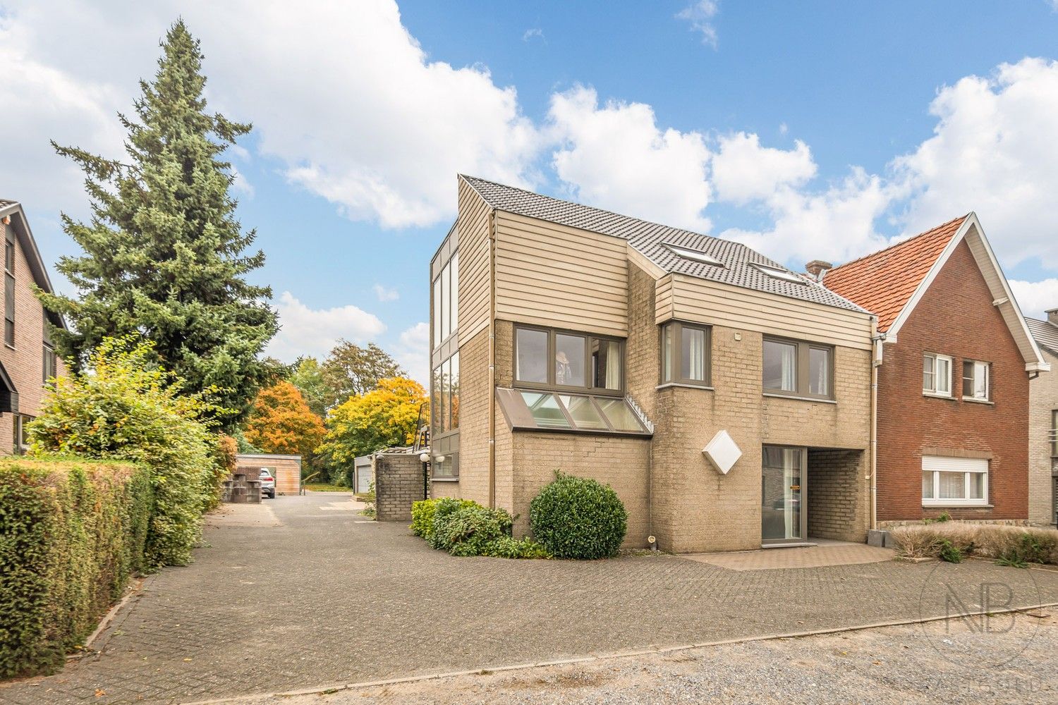 Pand met vergunde praktijkruimte, woonst, garage en carport in Opglabbeek foto {{pictureIndex}}