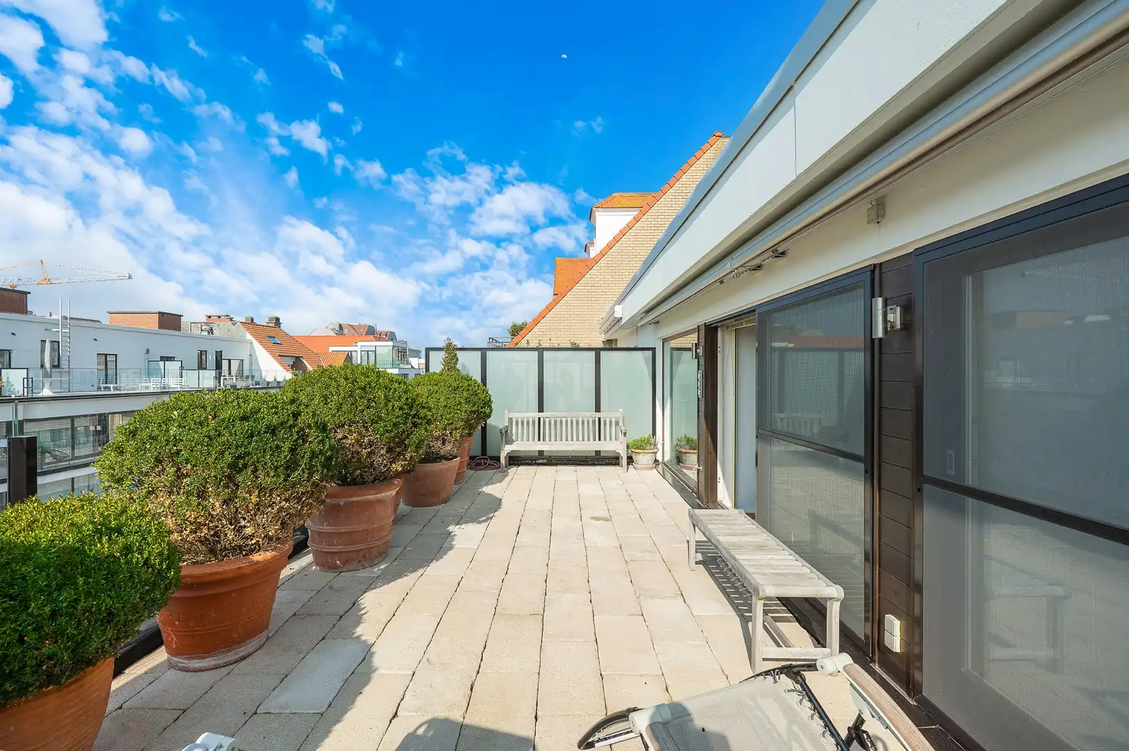 Penthouse appartement met grote zonneterrassen nabij strand. foto 18