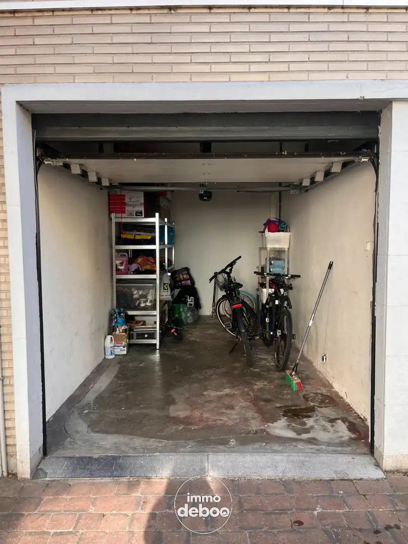 Garabox op het gelijkvloers met automatische poort foto 3