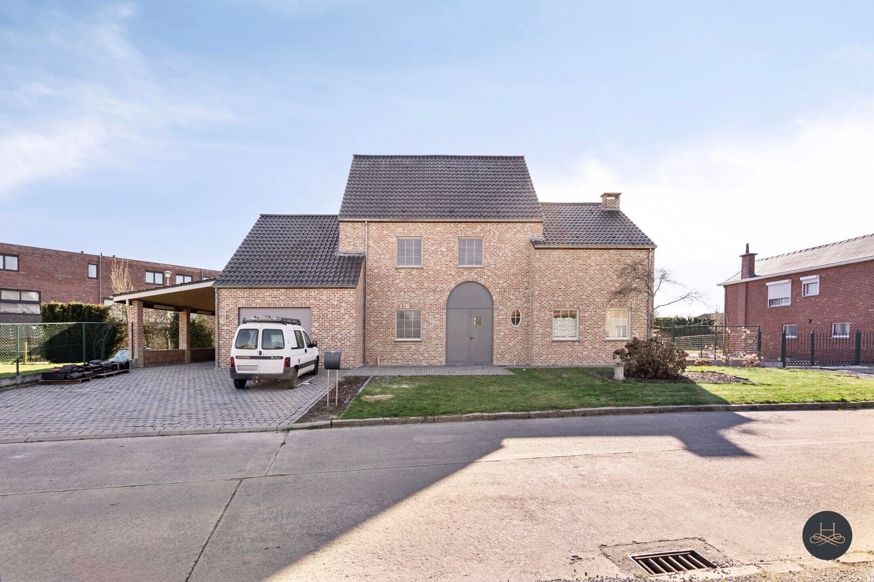 Knappe villa met 5 kamers foto {{pictureIndex}}