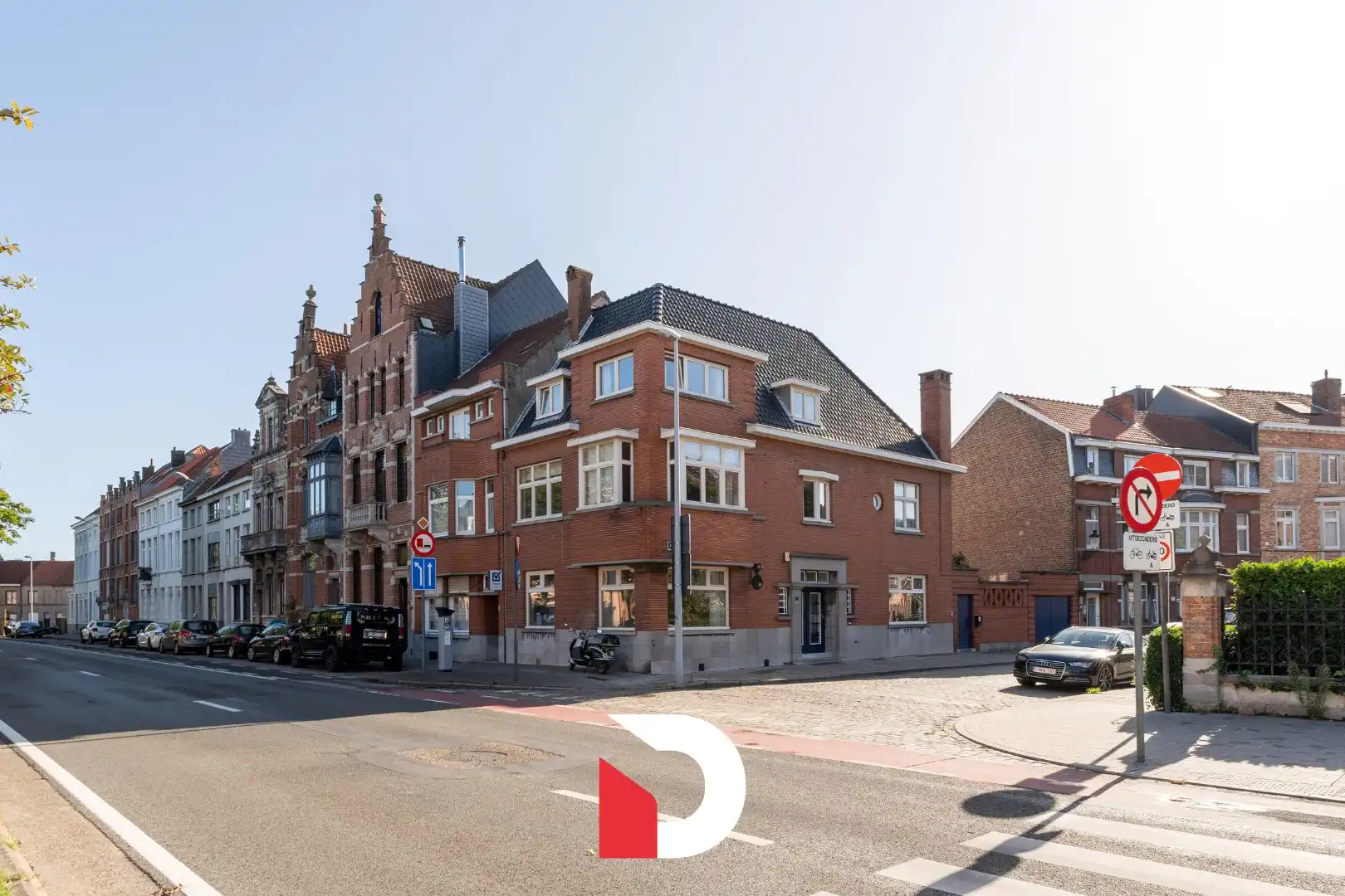 Karaktervolle ruime hoekwoning met garage in centrum Brugge foto 2