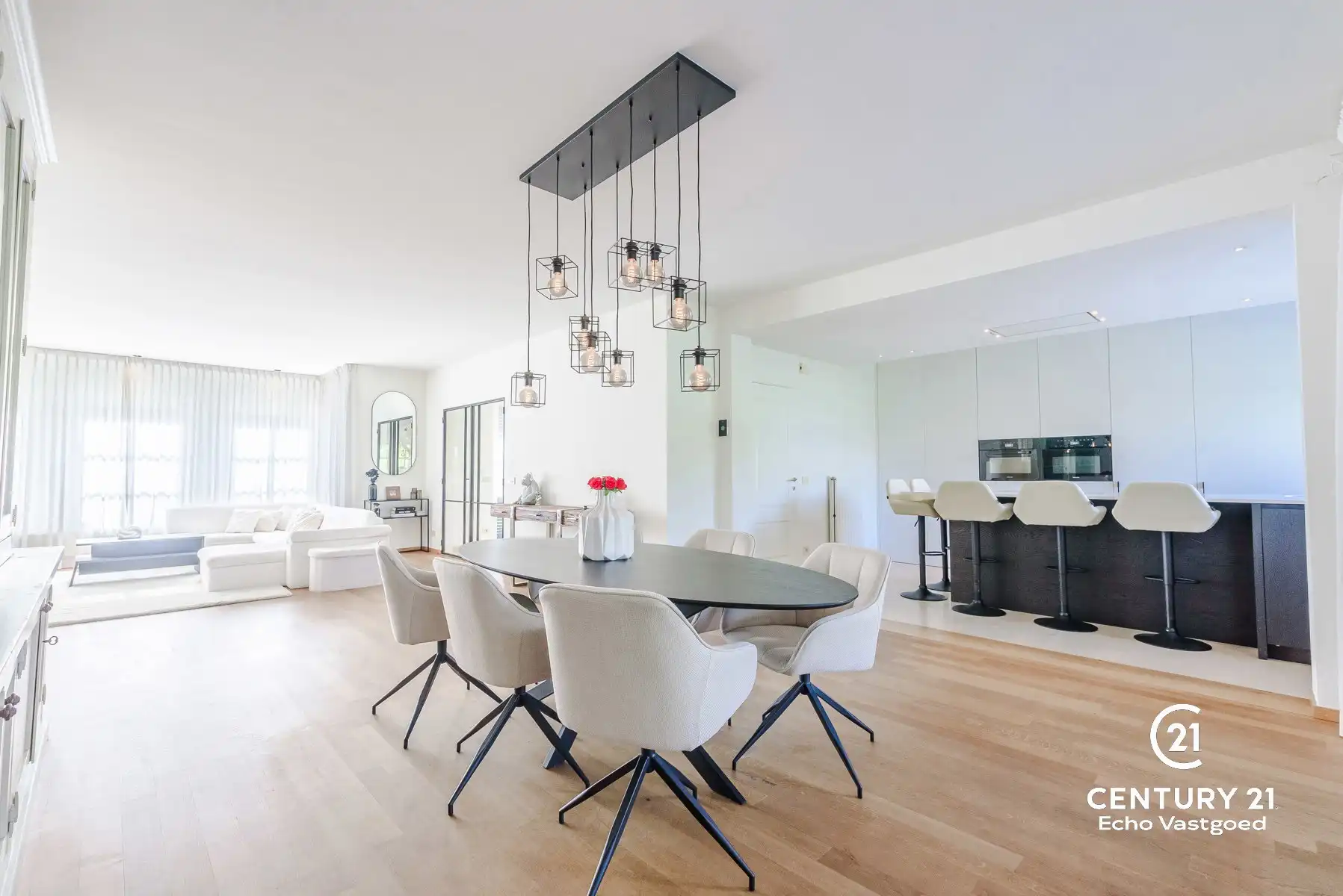 Ruime, gerenoveerde, energiezuinige villa met zwembad foto 9