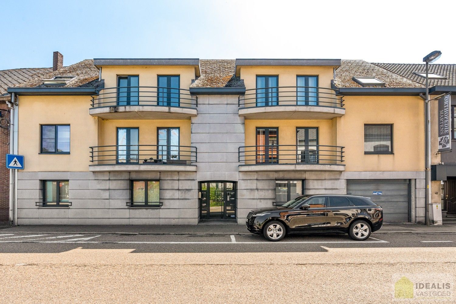 DEALIS VASTGOED – INSTAPKLAAR APPARTEMENT MET 2 SLAAPKAMERS, LICHTRIJKE LEEFRUIMTE, BADKAMER, GOED UITGERUSTE KEUKEN, GARAGEBOX EN AUTOSTAANPLAATS OP EEN UITERST GUNSTIGE LOCATIE AAN DE RAND VAN HET CENTRUM VAN PELT! foto 3