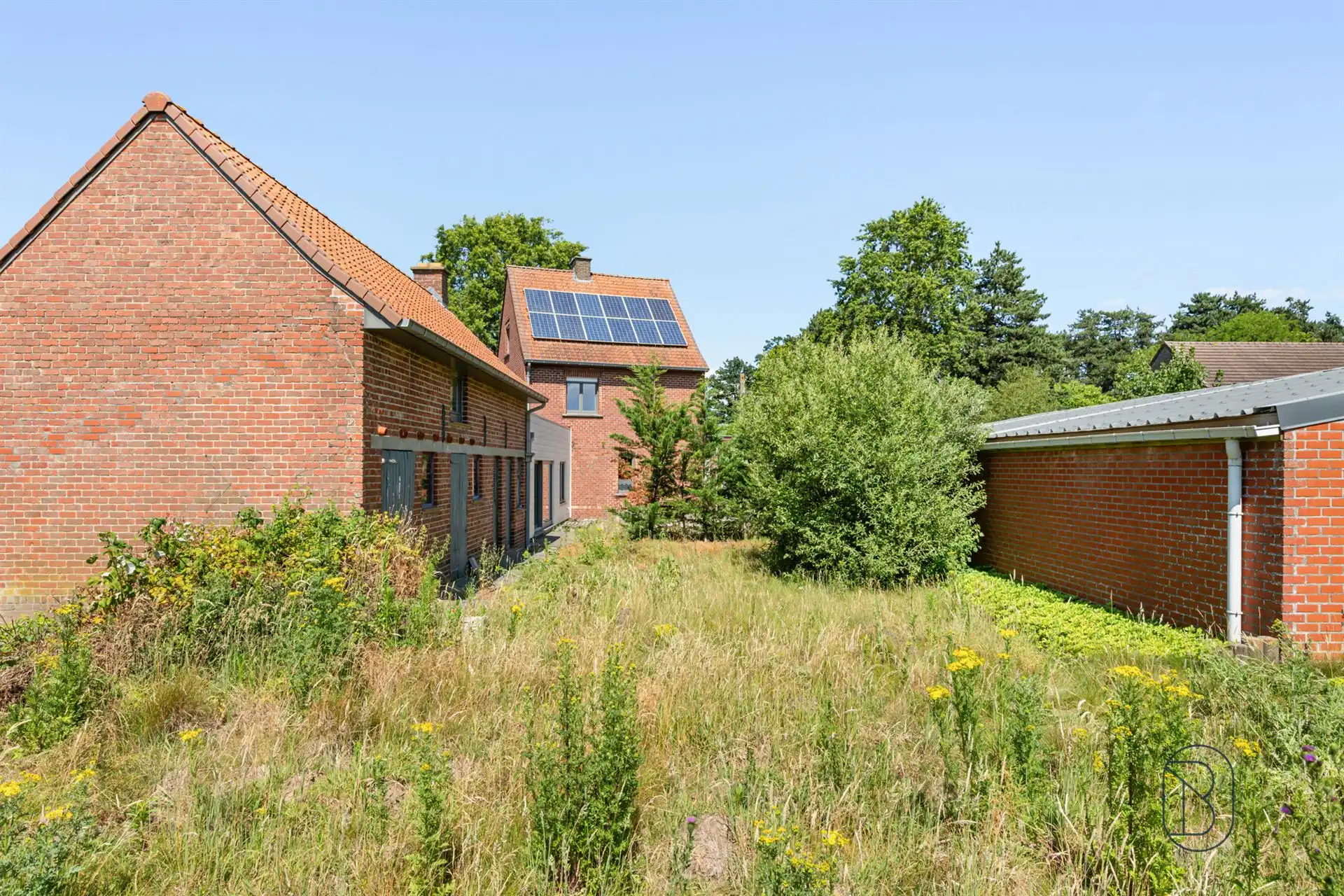 Toffe goedgelegen halfopen bebouwing met loods van 180m²! foto 3