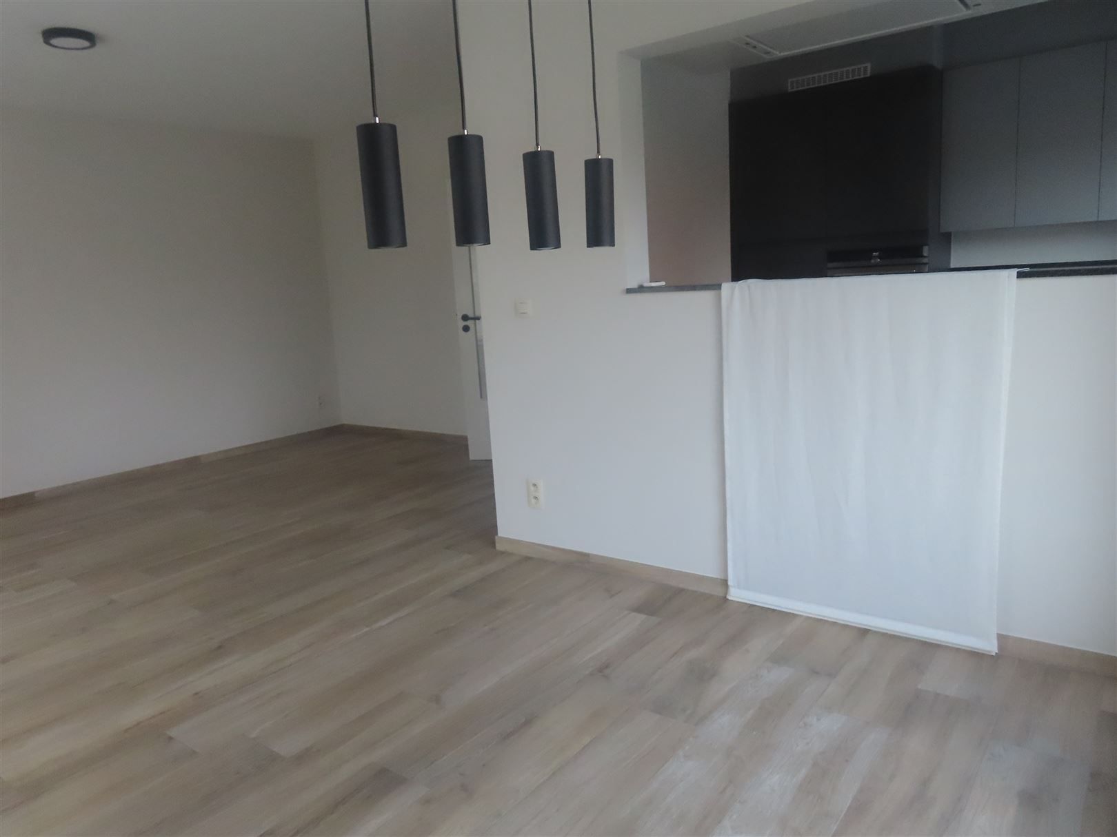 Gelijkvloers tweeslaapkamerappartement met tuin en carport! foto 2