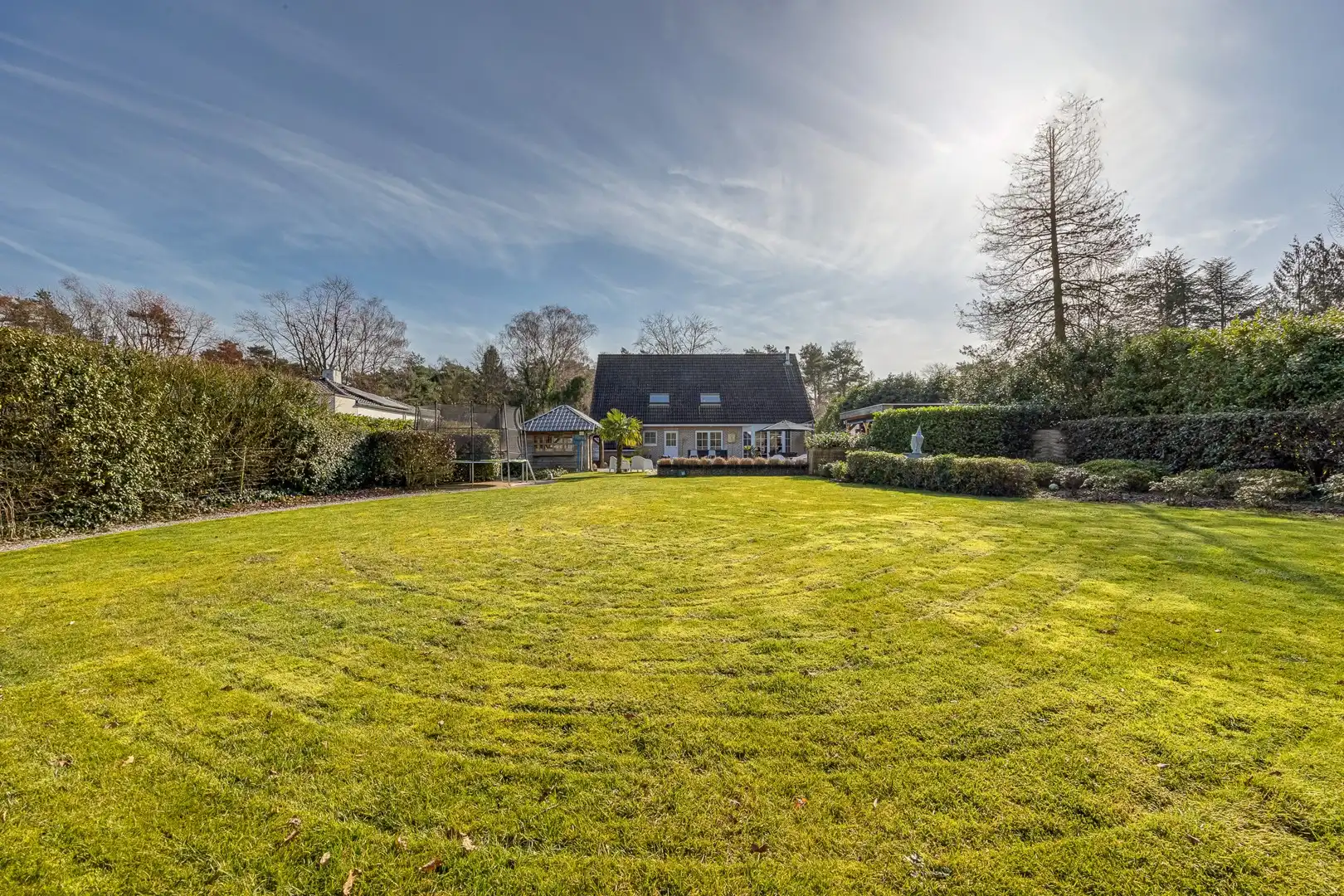 VILLA OP 2.118 M² foto 3