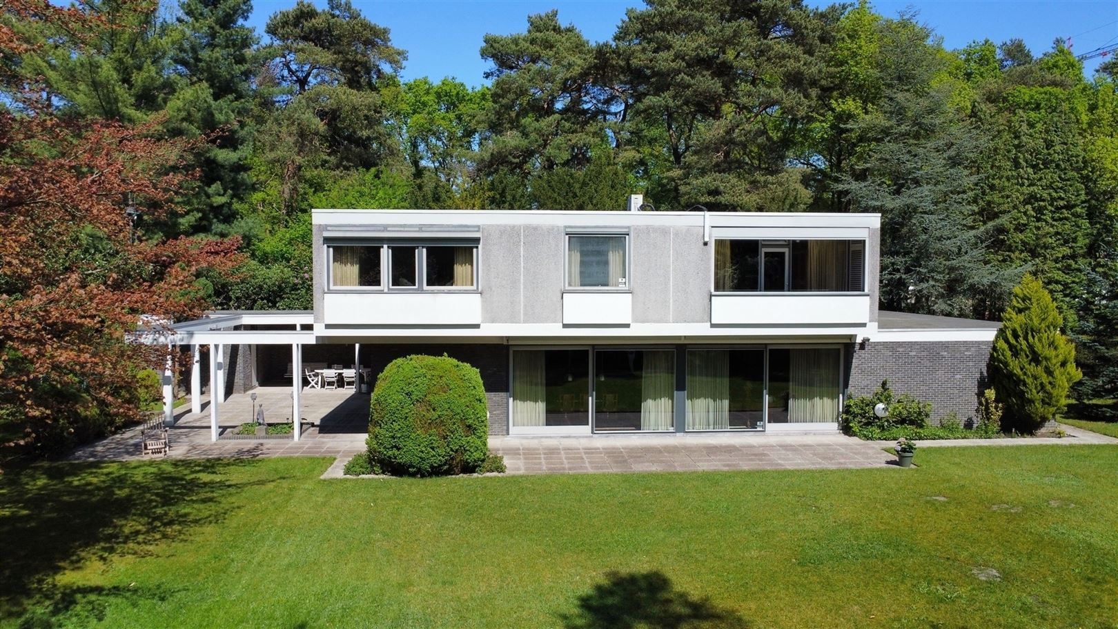 Unieke karaktervolle villa verscholen in het groen nabij het centrum foto 2