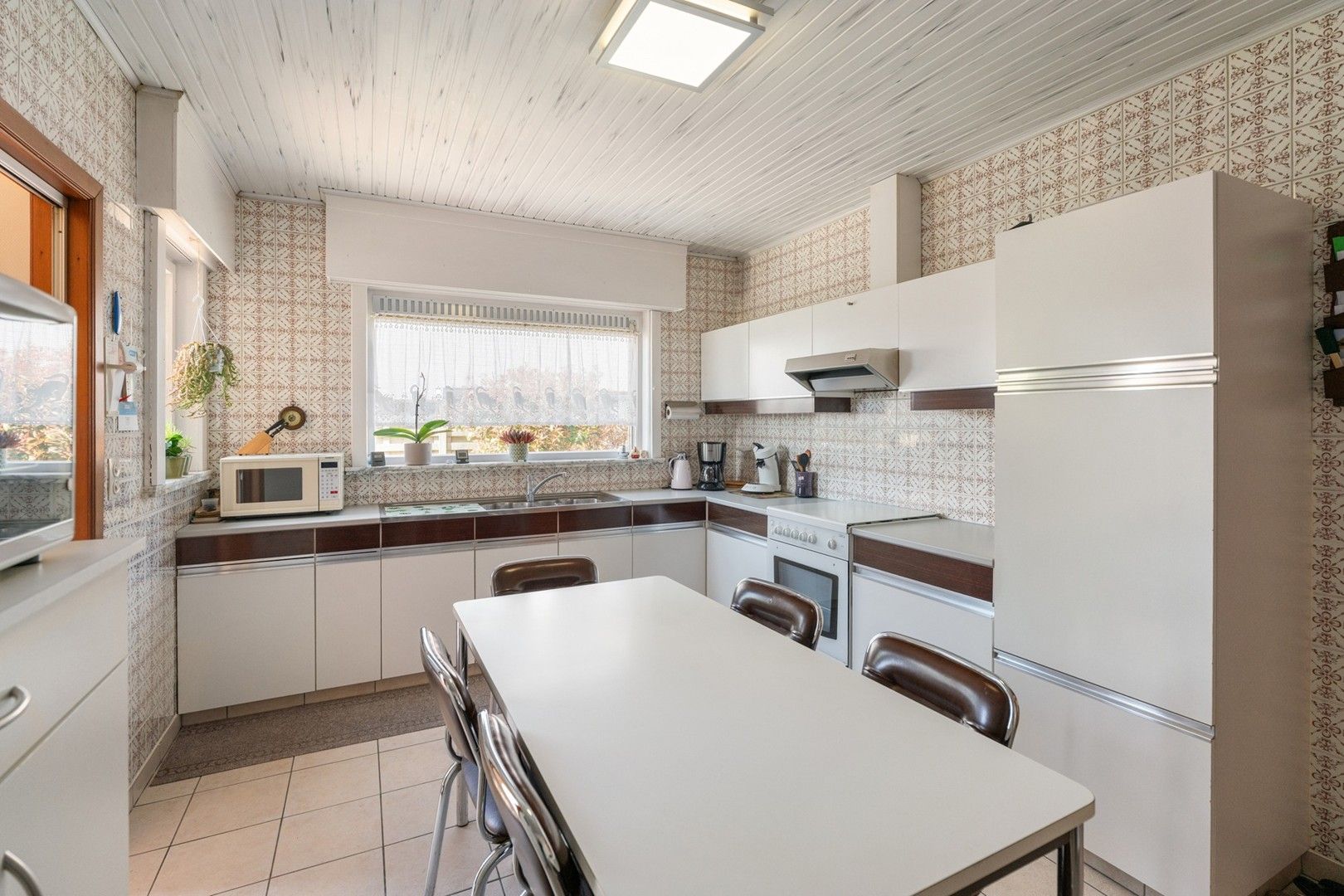 Ruime alleenstaande villa-bungalow met zongerichte tuin en garage foto 8