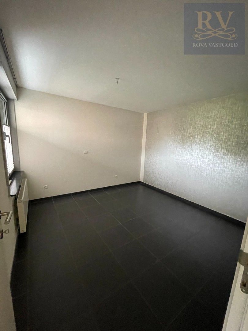 *** IN OPTIE *** LICHTRIJK EN AANGENAAM RUIM APPARTEMENT MET 1 SLPK IN CENTUM LANAKEN foto 5