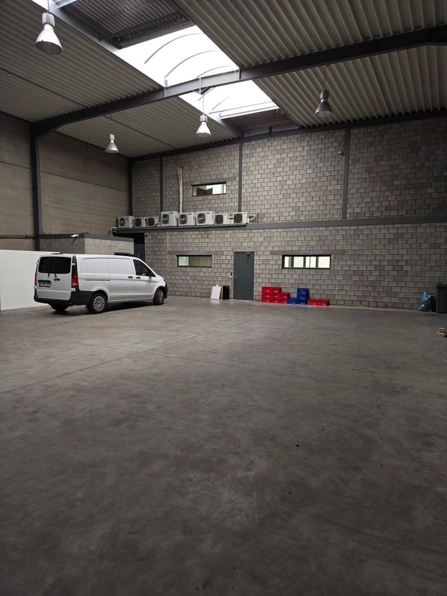 Instapklare industriehal van 421 m² op strategische locatie foto {{pictureIndex}}