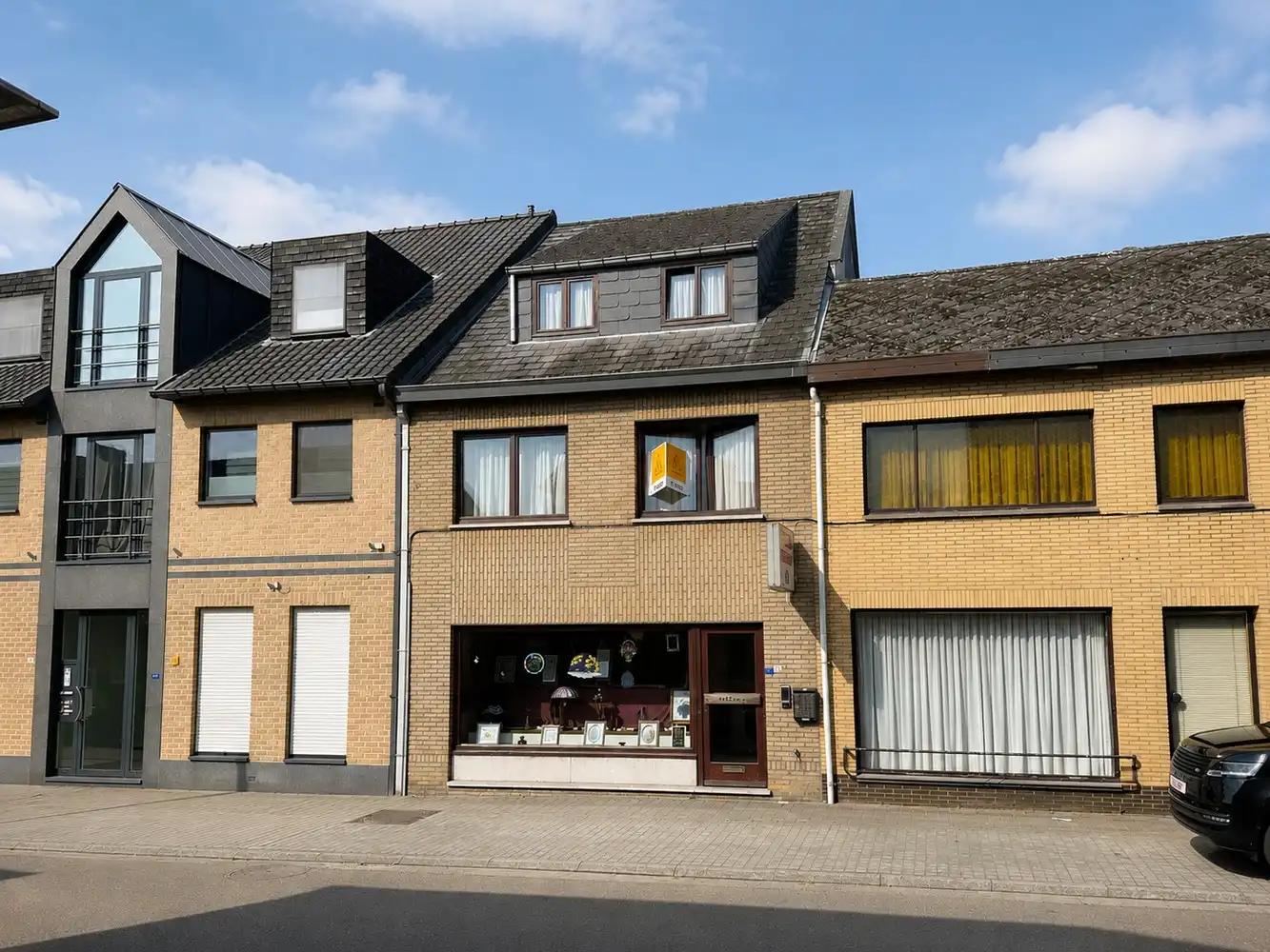 Op te frissen woning met atelier in het centrum van Lanaken foto 2