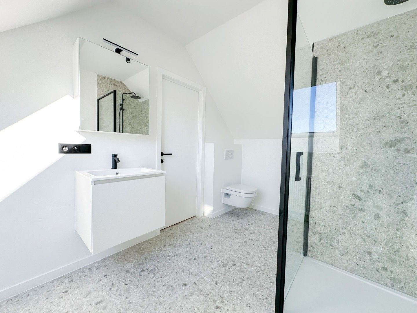 Totaal gerenoveerd, lichtrijk en ruim duplex appartement foto 5