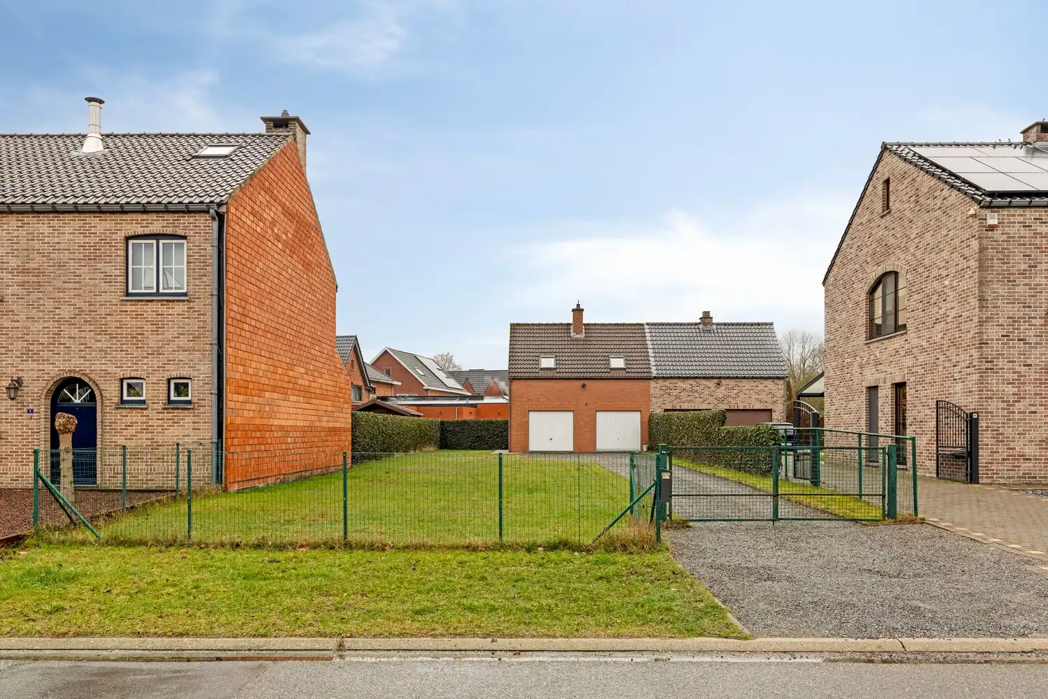 Halfopen bouwgrond met goed ingerichte dubbele garage foto 2