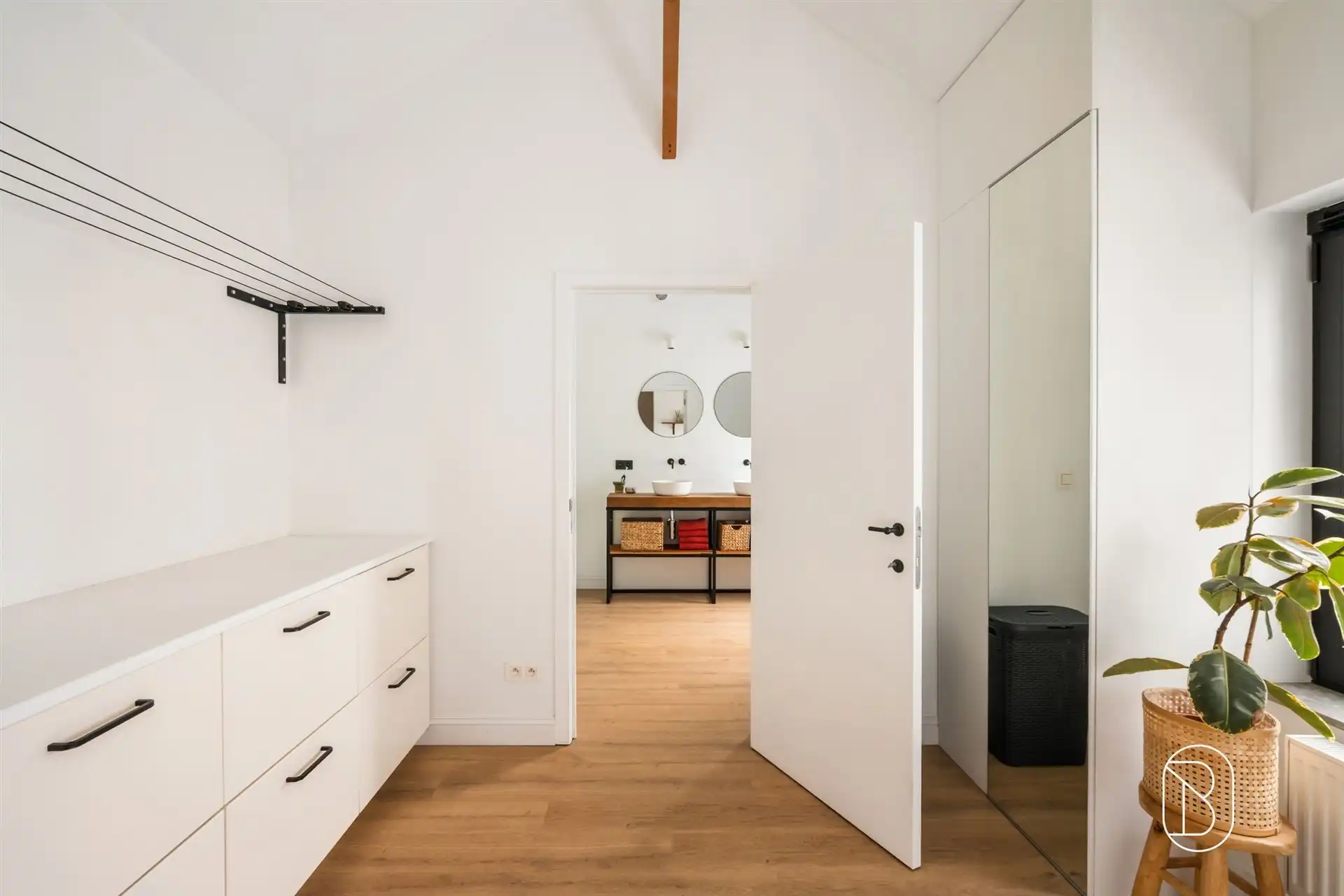 Smaakvol gerenoveerde woning met 4 slpk en gezellige tuin foto 22
