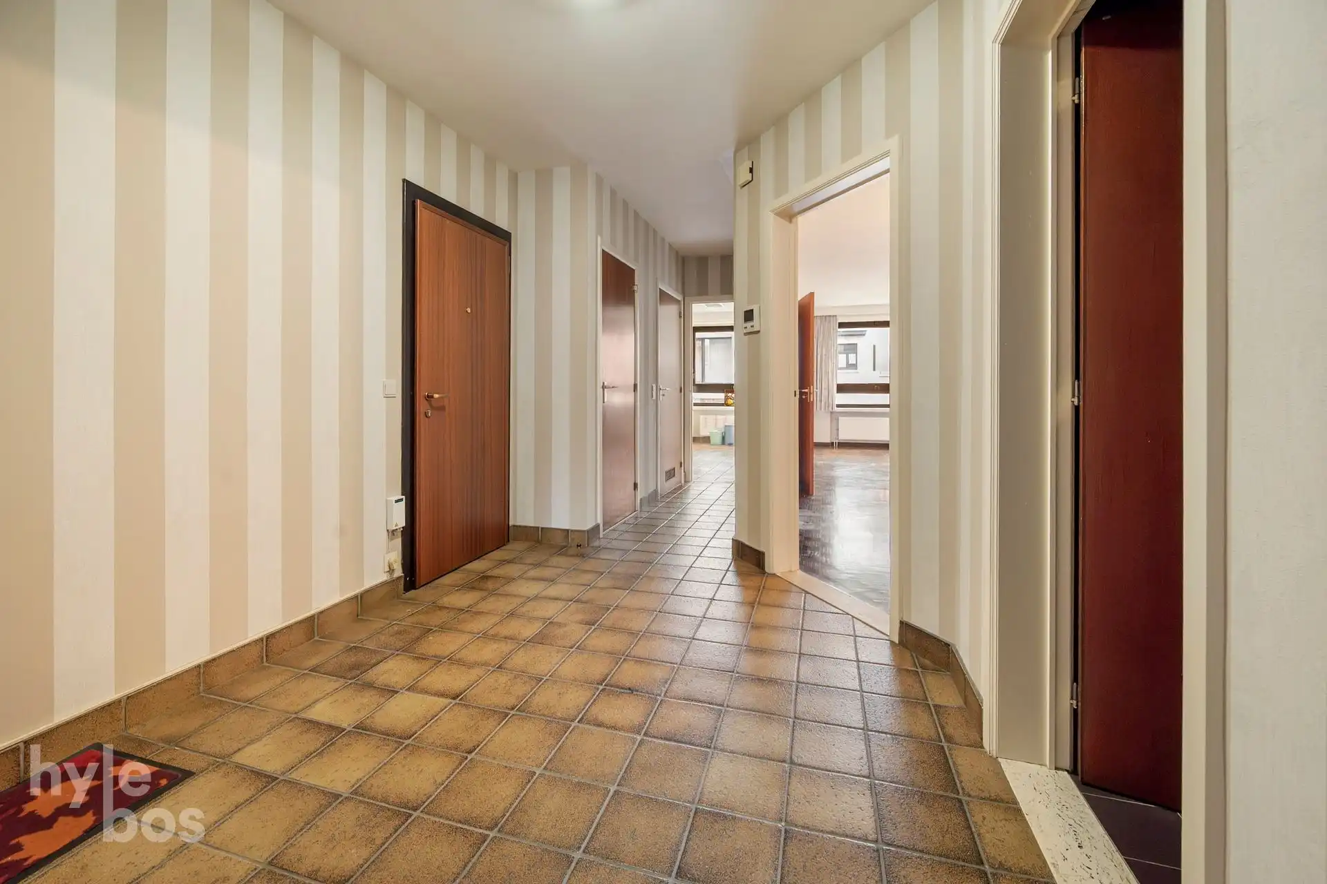 Centraal gelegen 2 slaapkamer appartement met garage foto 12
