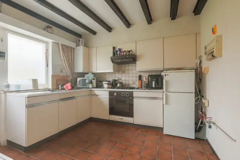 Te moderniseren woning  met 3 slaapkamers, bureau, garage en grote tuin (totale grondoppervlakte 308m²). foto 7