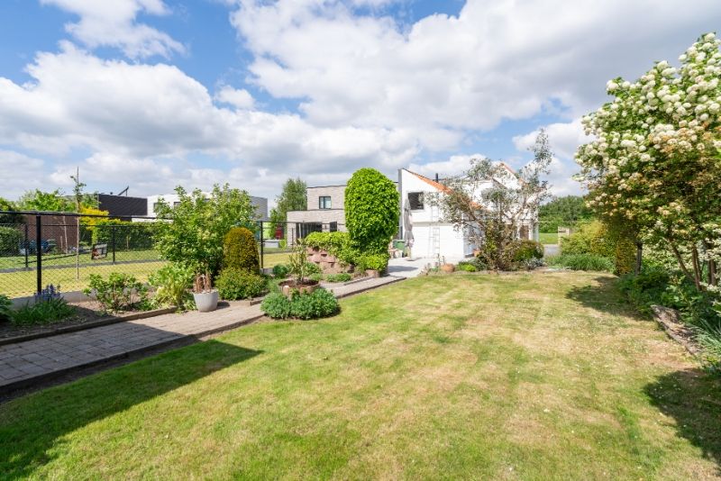 --- NIEUW --- Vlot bereikbare halfopen woning (170m²) met zonnegerichte tuin! foto {{pictureIndex}}