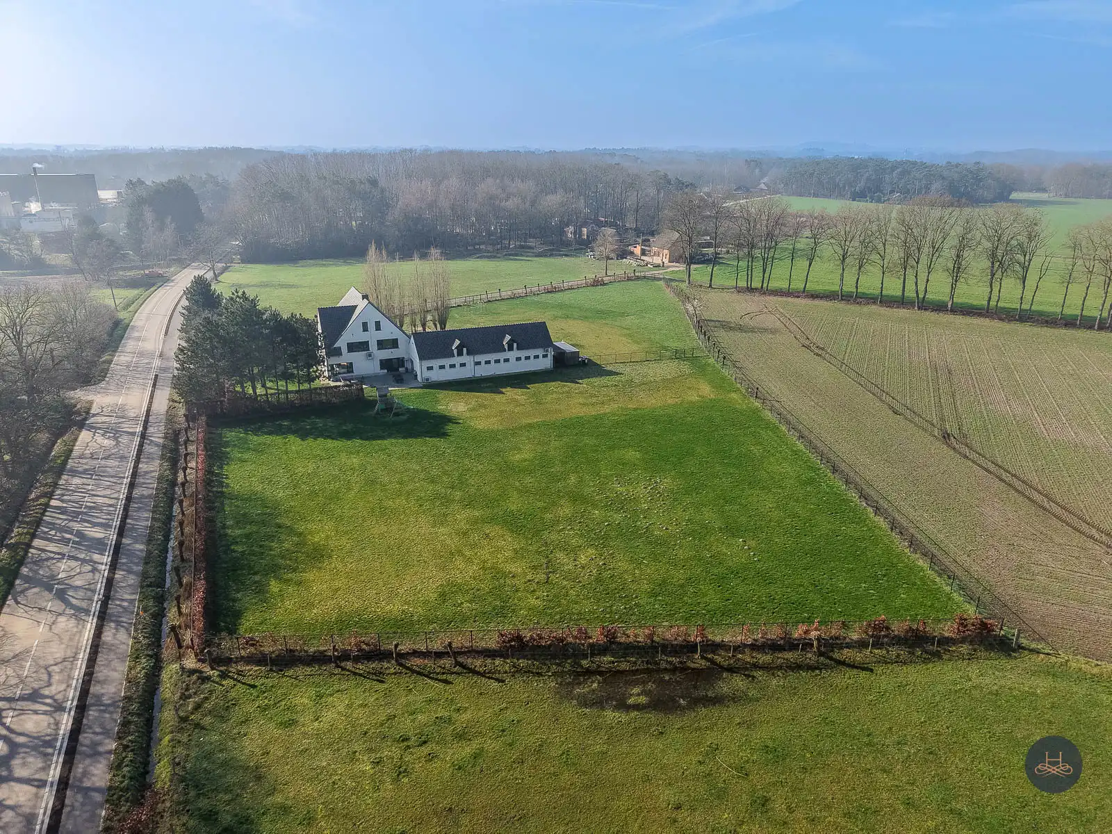 Unieke, luxueuze villa op prachtig perceel van 9200 m²  foto {{pictureIndex}}