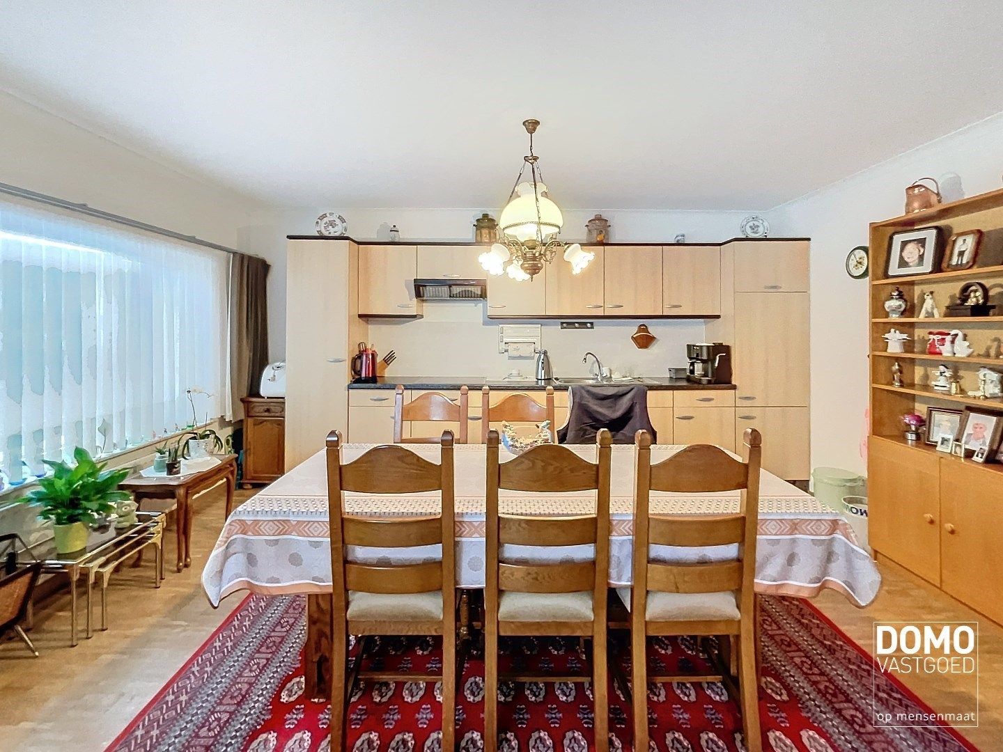 Commercieel gelegen handelspand met inclusief bovenliggend appartement te Kermt. foto 7